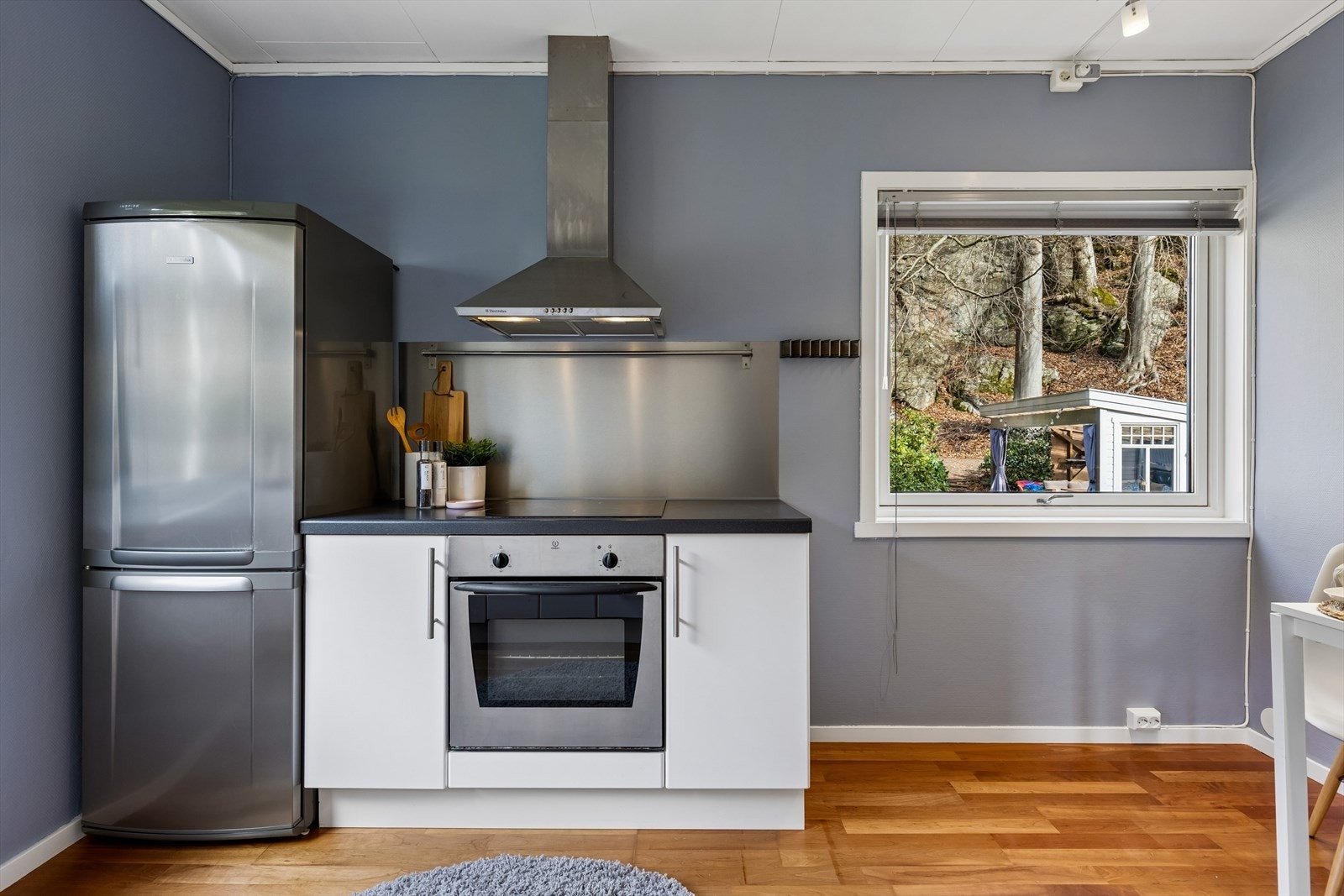 Kjøkkeninnredning med integrert stekeovn og ventilator Galleribilde