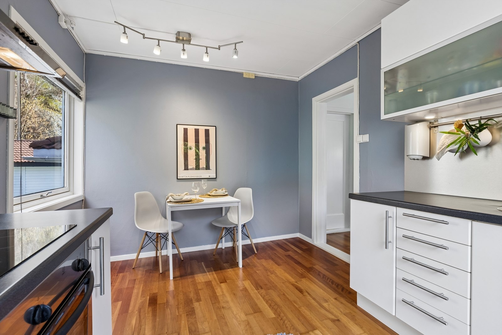 Kjøkken med oversiktlig innredning og gode oppbevaringsløsninger Galleribilde