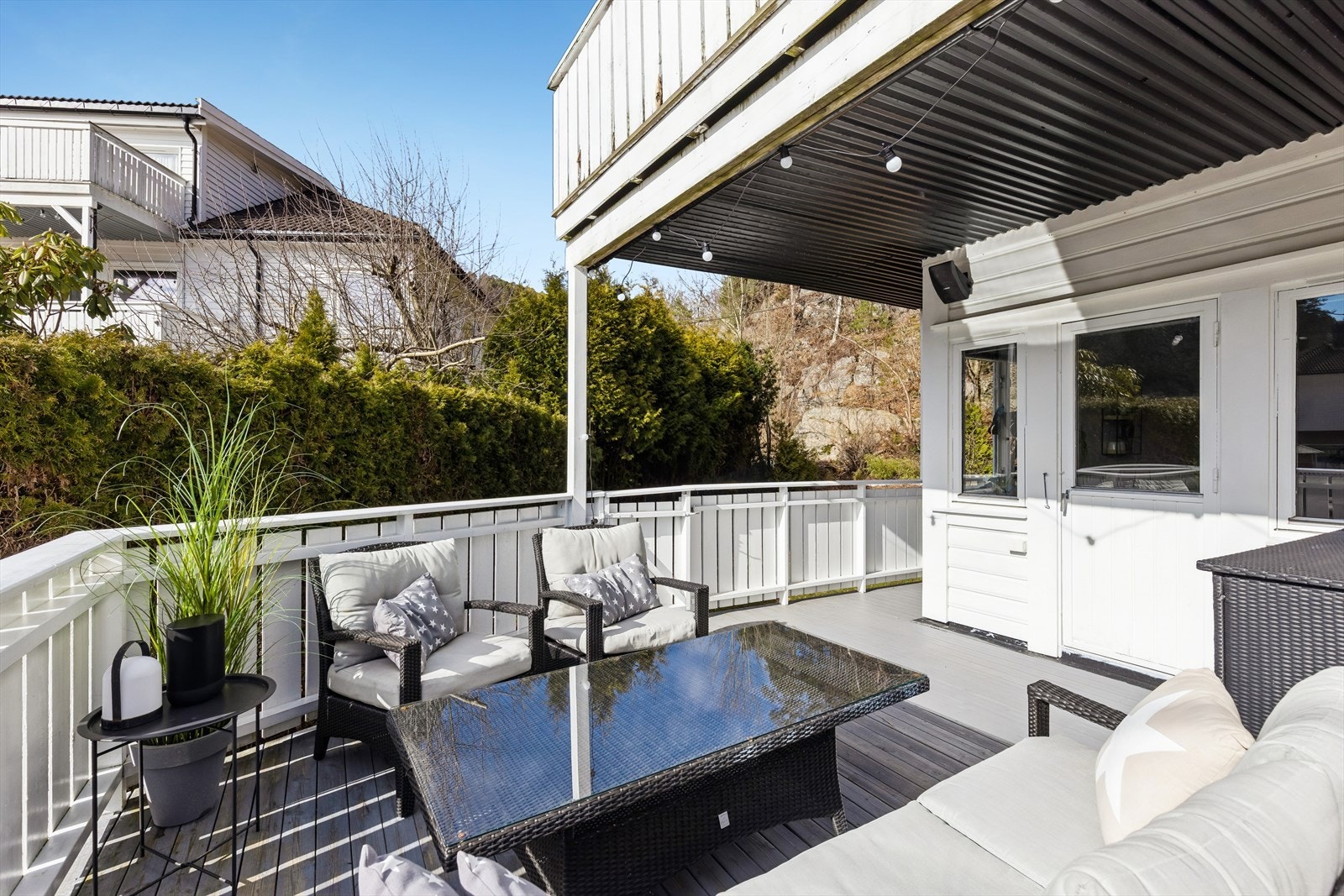 Romslig terrasse i 1. etasje med overbygg og god plass til utemøbler Galleribilde