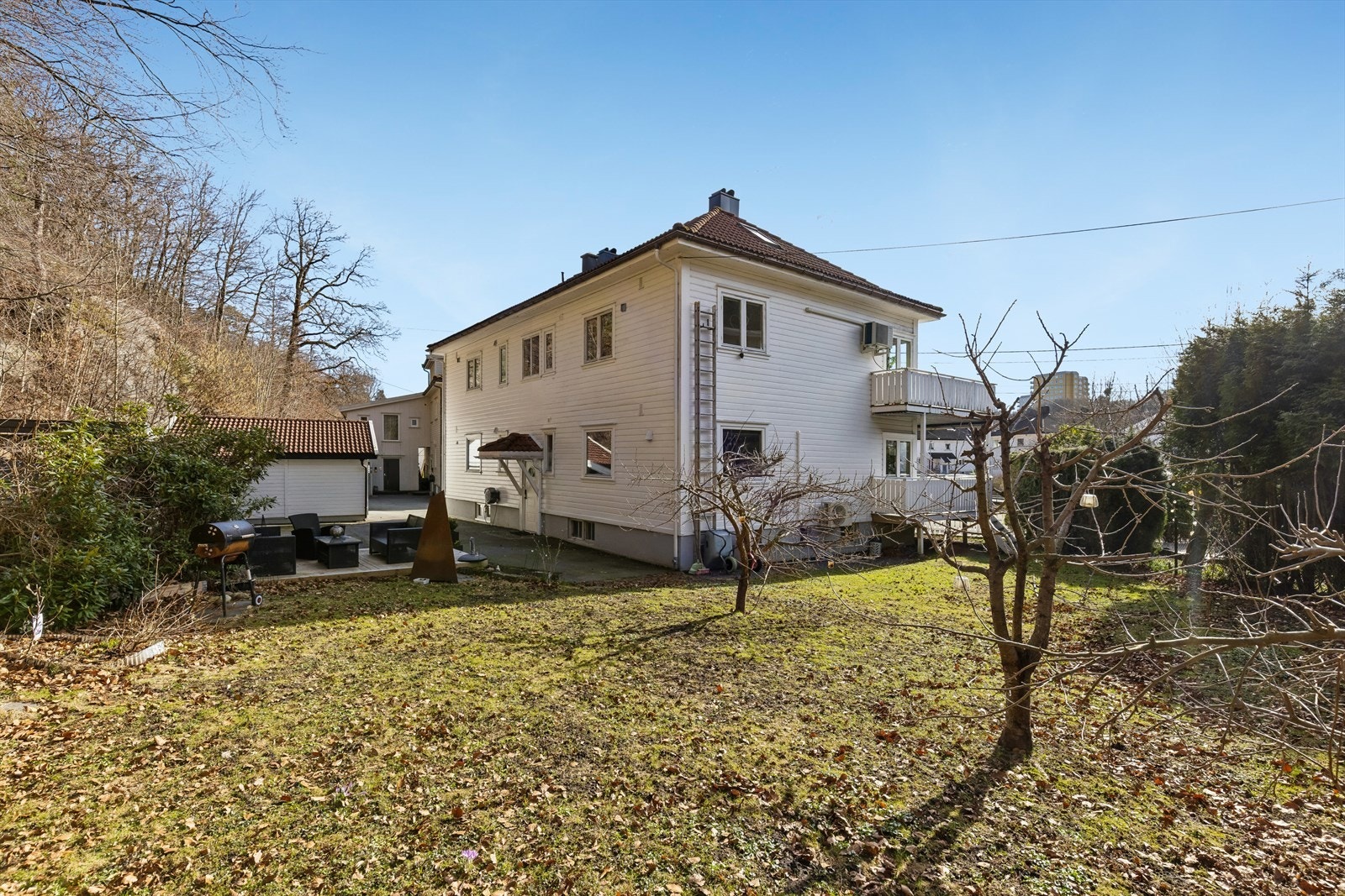 Fasade sett fra hagesiden med grønt uteområde Galleribilde