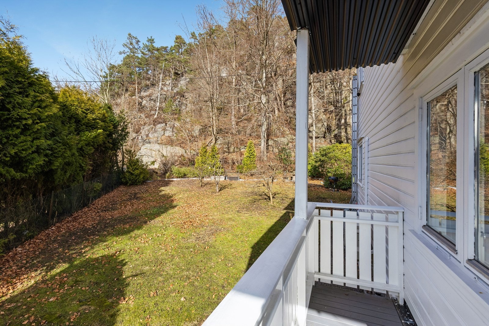 Skjermet uteområde med grønt utsyn og rolige omgivelser Galleribilde