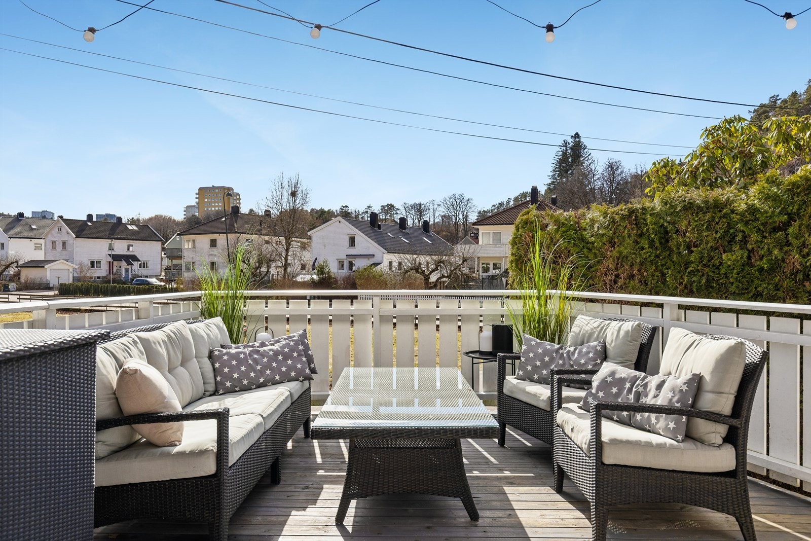 Solrik uteplass med rom for sittegruppe og hyggelig uteopphold Galleribilde