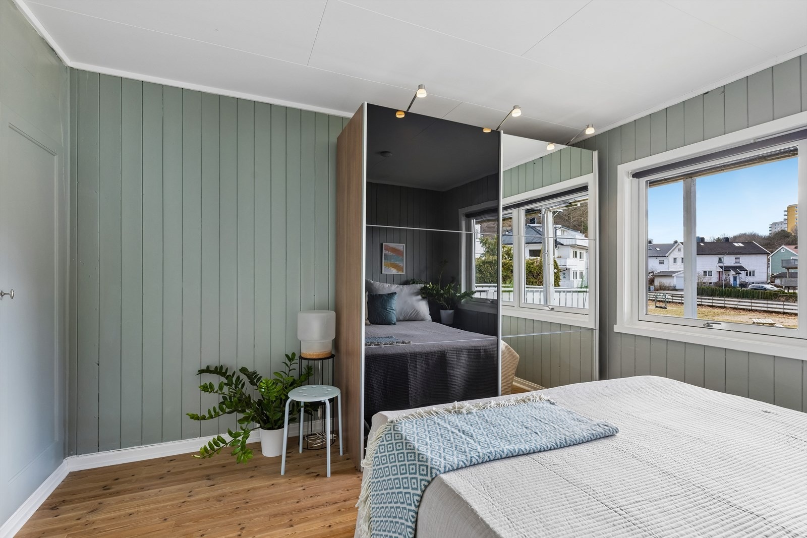 Soverom av god størrelse med plass til både seng og garderobeløsning Galleribilde