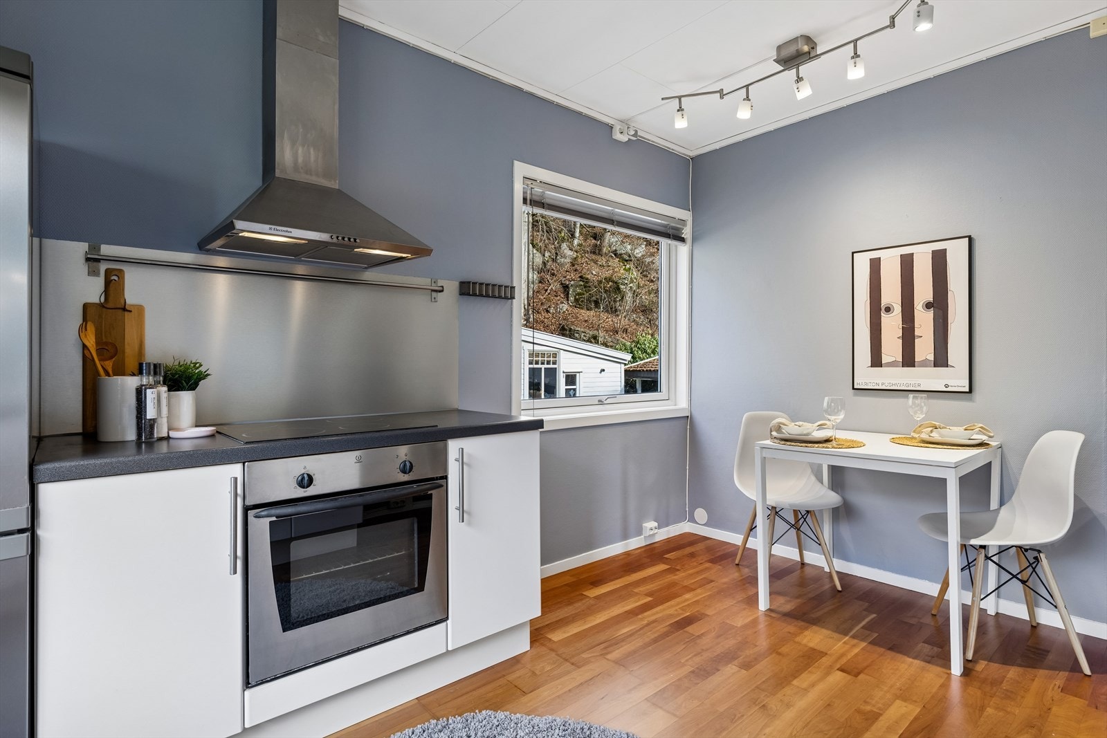 Lys kjøkkensone med vindu og gode arbeidsflater Galleribilde