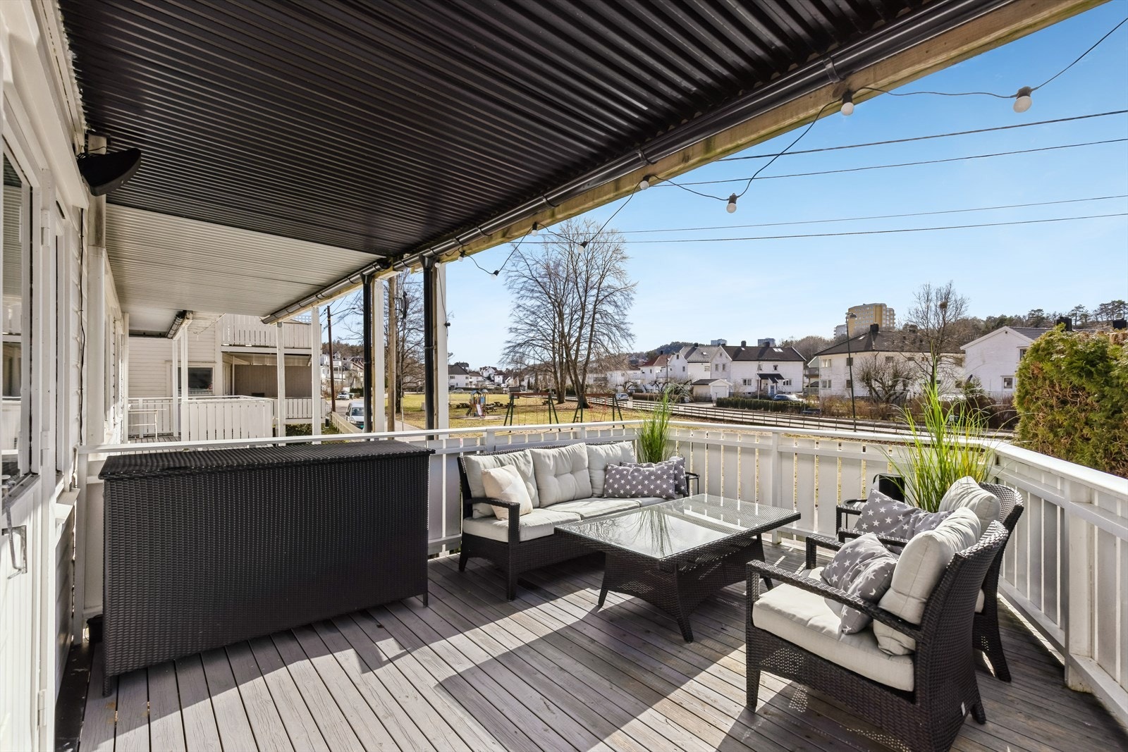 Overbygd terrasse med skjermede omgivelser og god brukskomfort Galleribilde