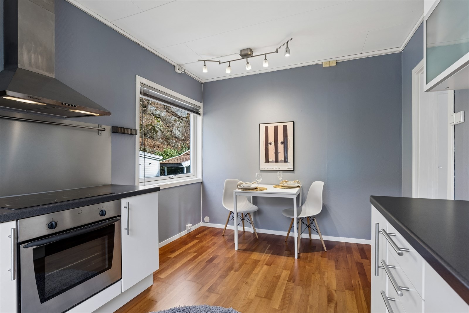 Kjøkken med plass til spisebord og naturlig spiseplass Galleribilde