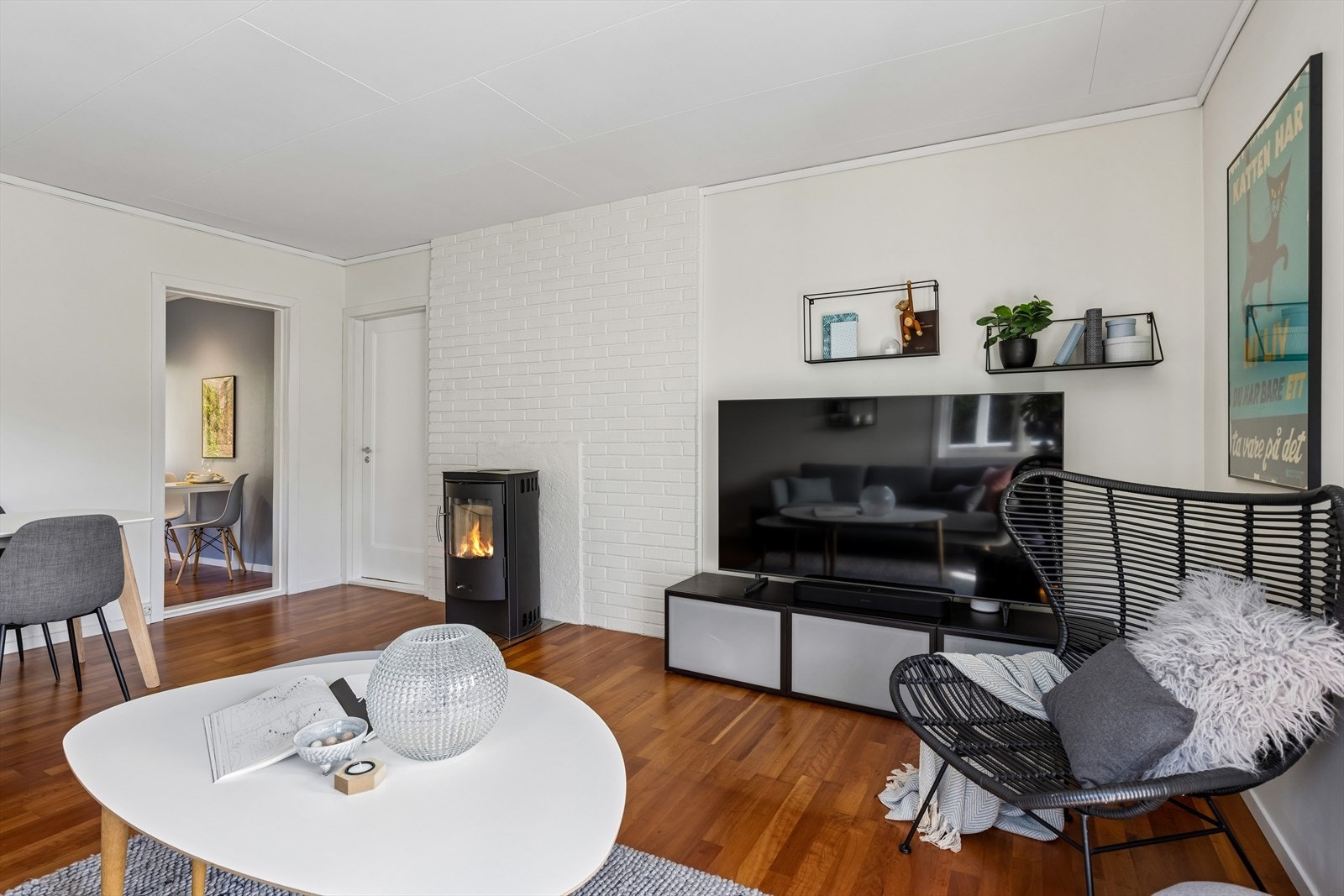 Innbydende stue med vedovn Galleribilde