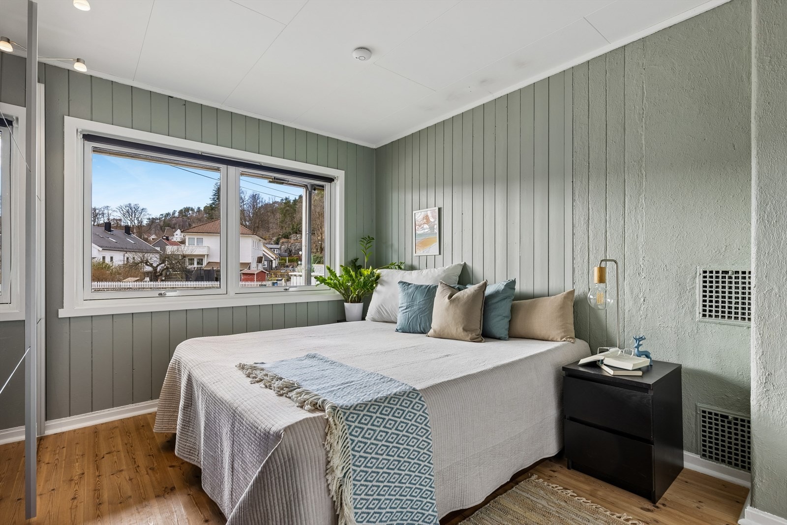 Soverom med god plass til dobbeltseng og vindu som gir fint dagslys Galleribilde