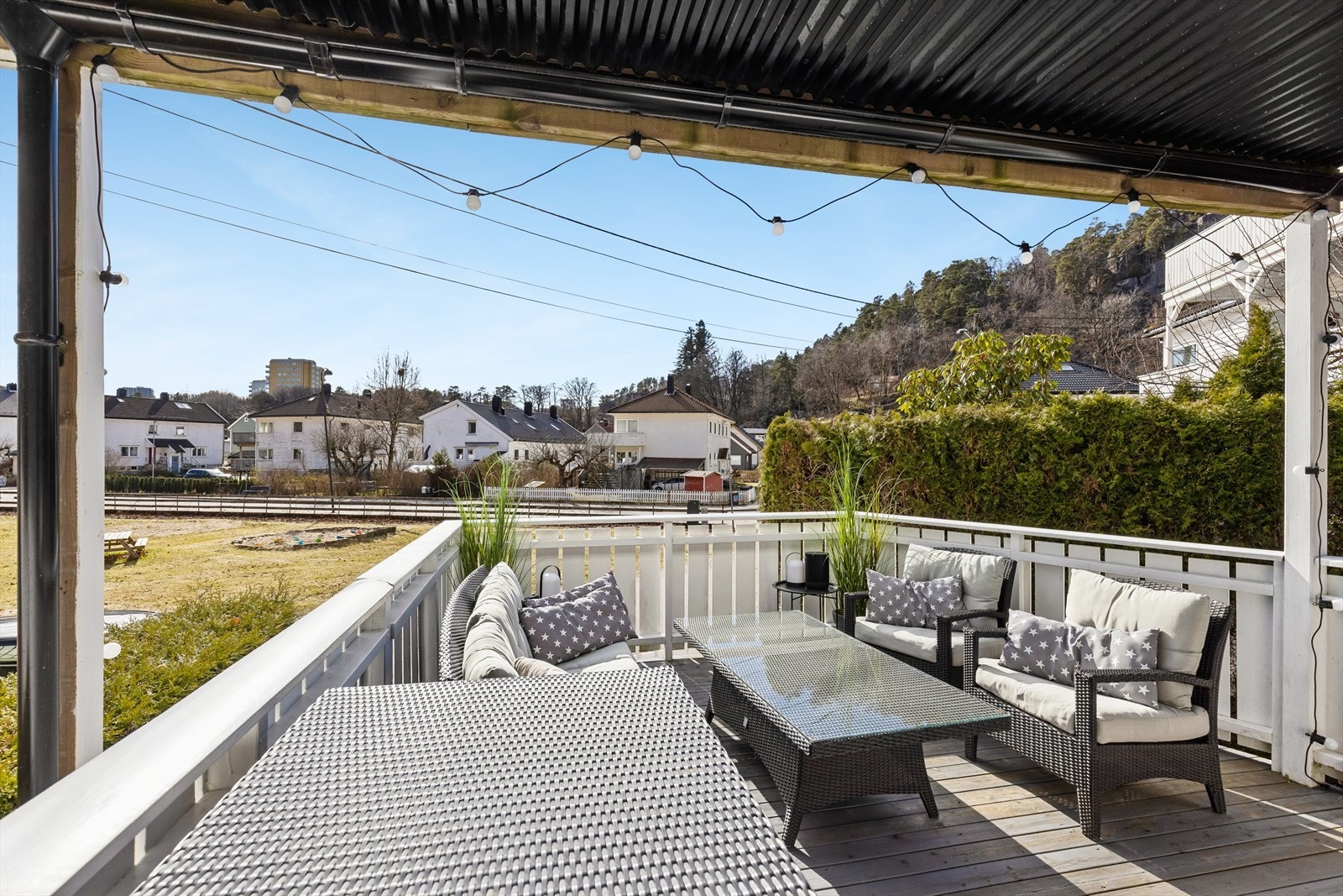 Praktisk uteplass med plass til både lounge- og spisegruppe Galleribilde