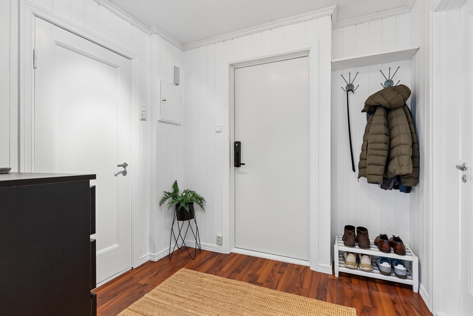 Praktisk entré med plass til yttertøy og sko Galleribilde