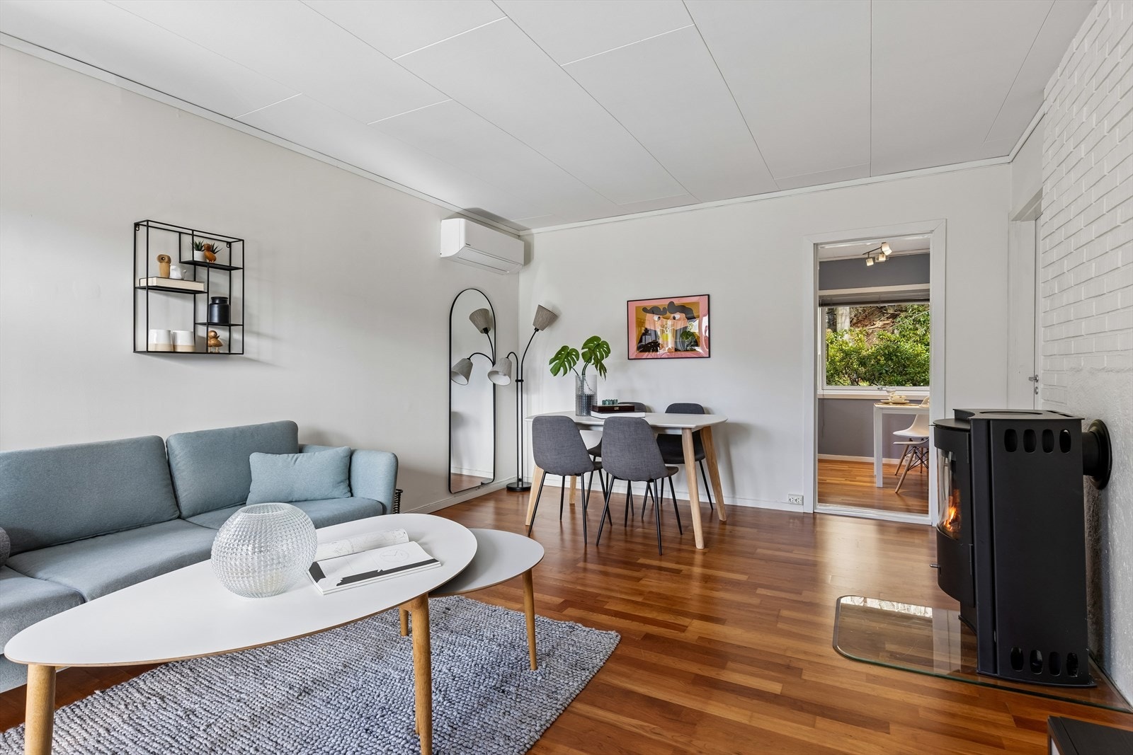 Romslig stue med naturlig plass for spisegrupp Galleribilde