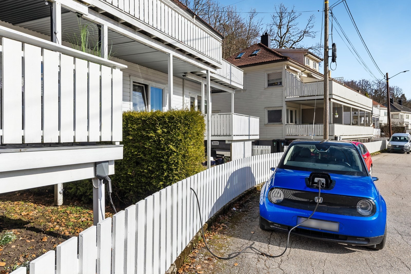 Parkering i gate med elbillading via egen elbillader Galleribilde