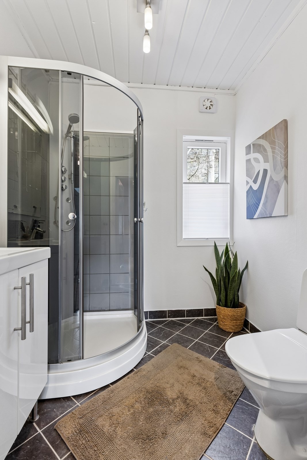 Flislagt bad med dusjkabinett og WC Galleribilde