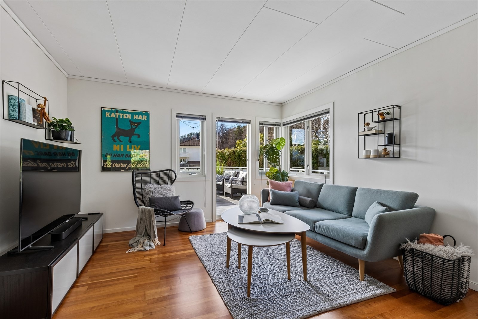 Trivelig stue med utgang til terrasse og godt lysinnslipp Galleribilde