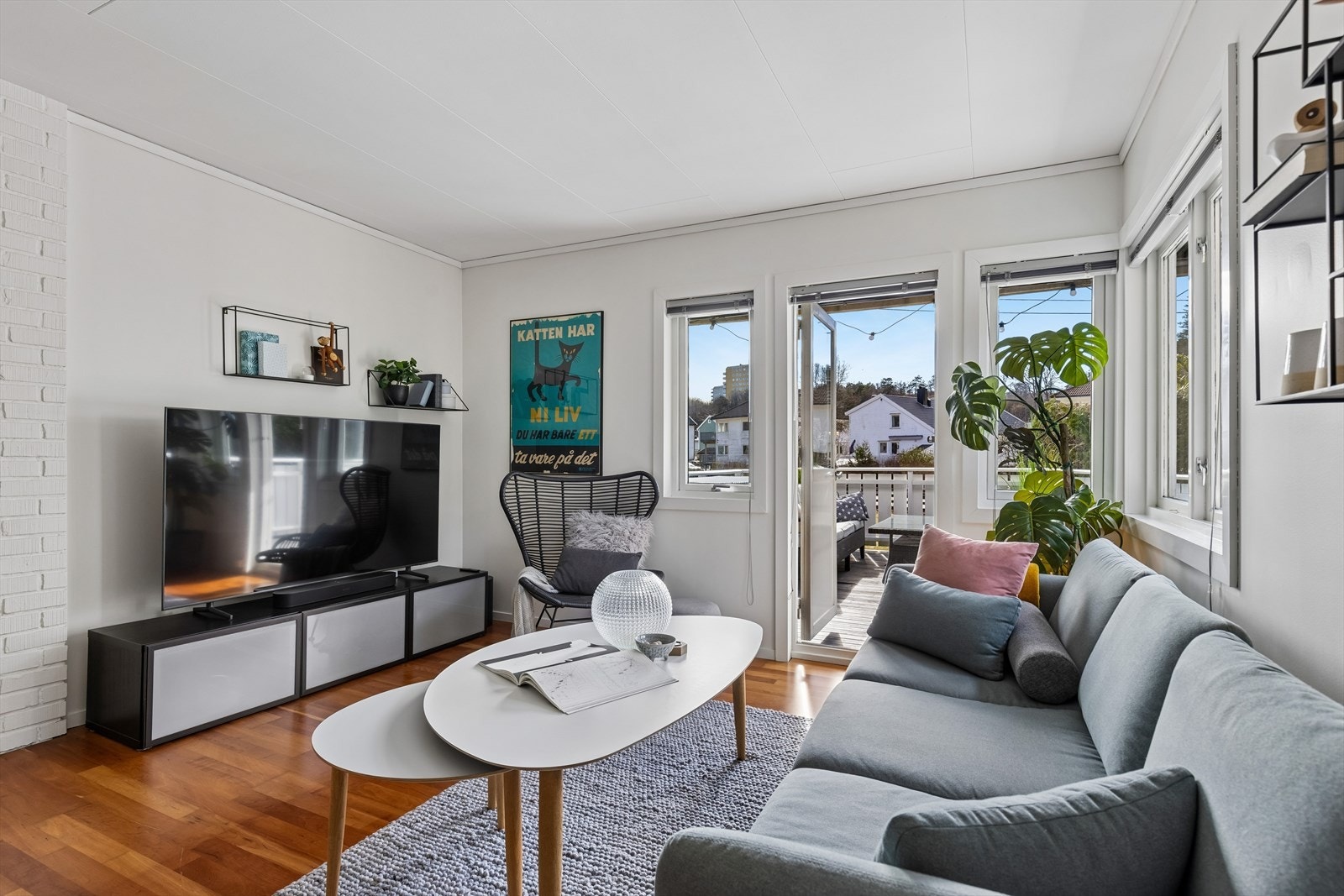 Lys og trivelig stue med utgang til terrasse Galleribilde