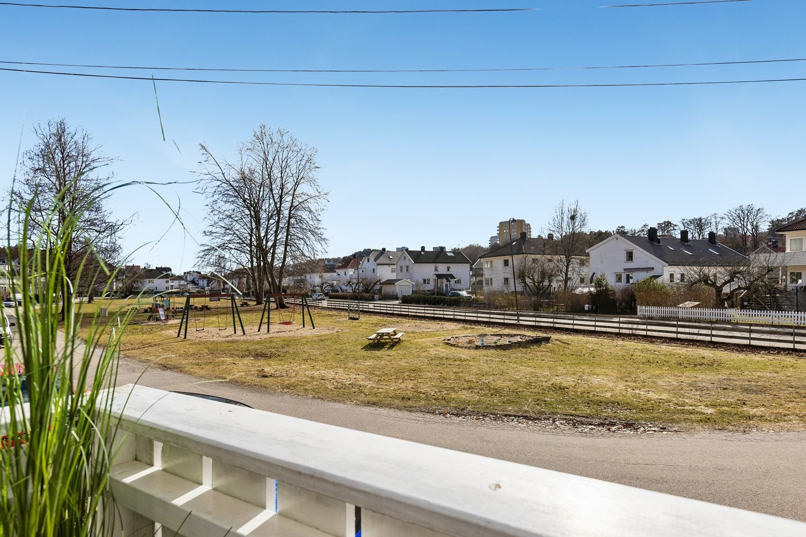 Utsyn fra uteplass mot nærområdet og omkringliggende bebyggels Galleribilde