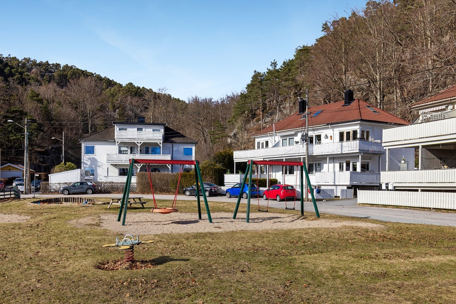 Nærområde med lekeplass og kort avstand til boligen Galleribilde