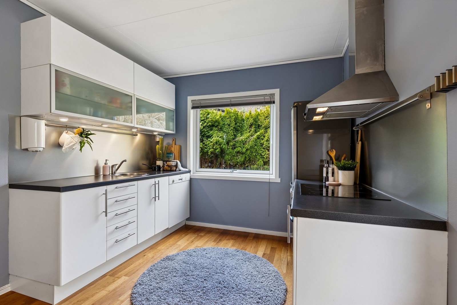 Praktisk kjøkken med god skap- og benkeplass Galleribilde