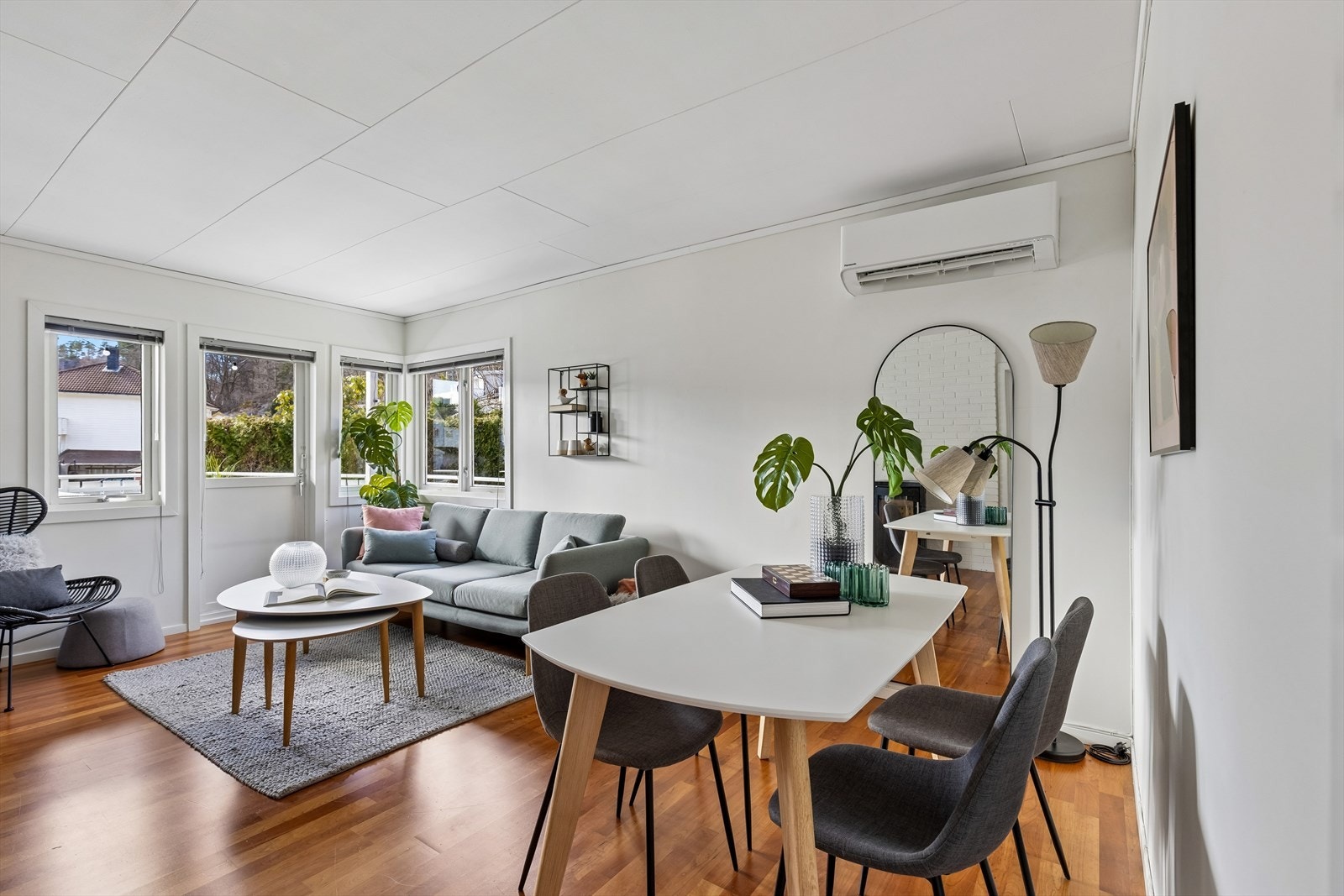 Stue og spiseplass i åpen og funksjonell løsning Galleribilde