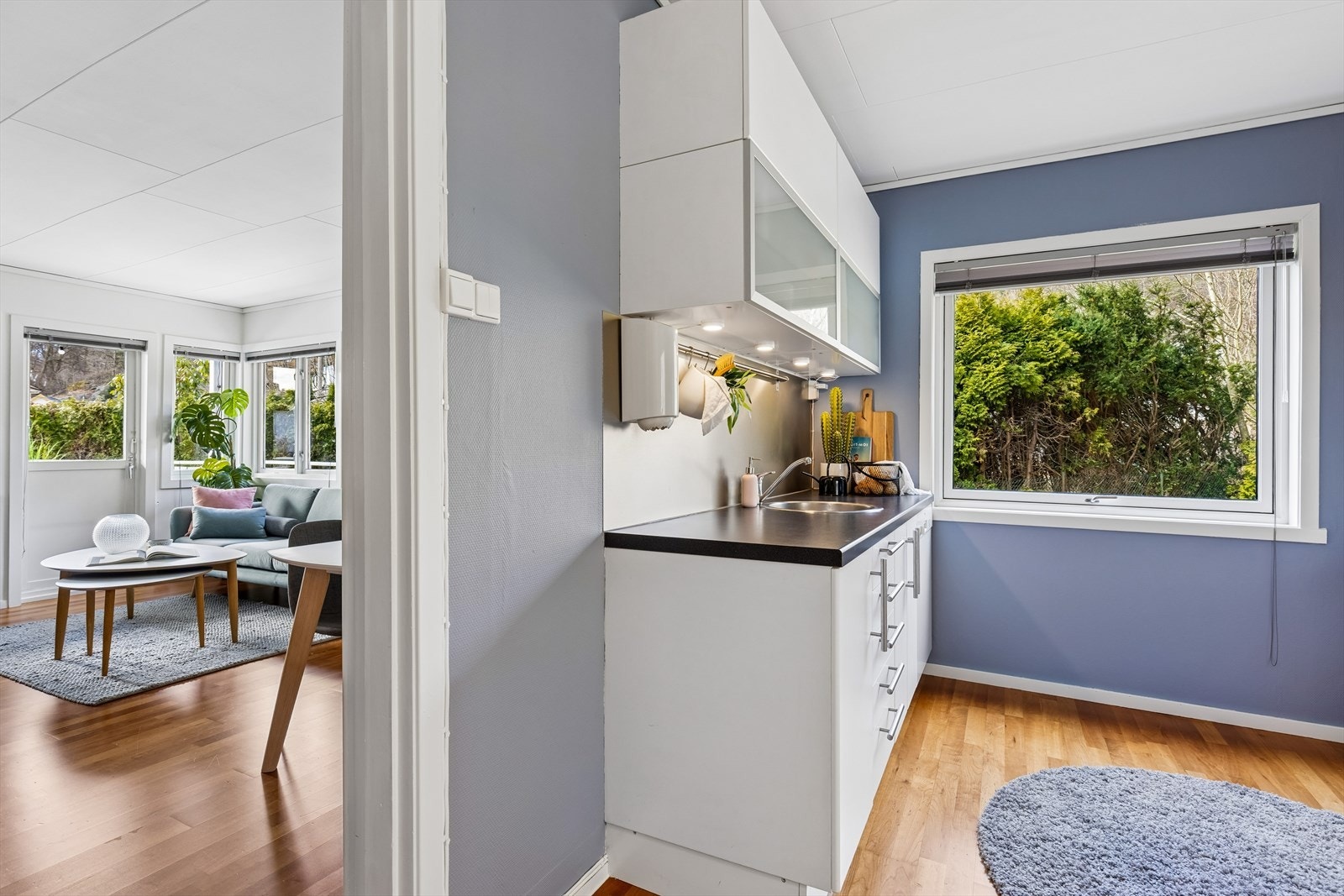 Kjøkken med forbindelse mot stue og godt dagslys Galleribilde