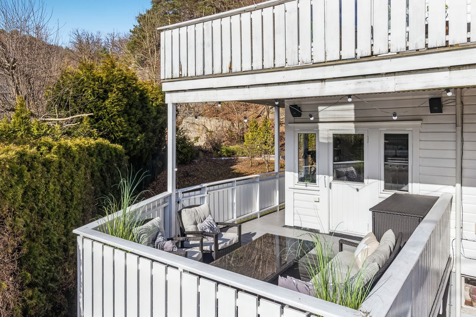 Overbygd og romslig uteplass i 1. etasje med god plass til utemøbler Galleribilde