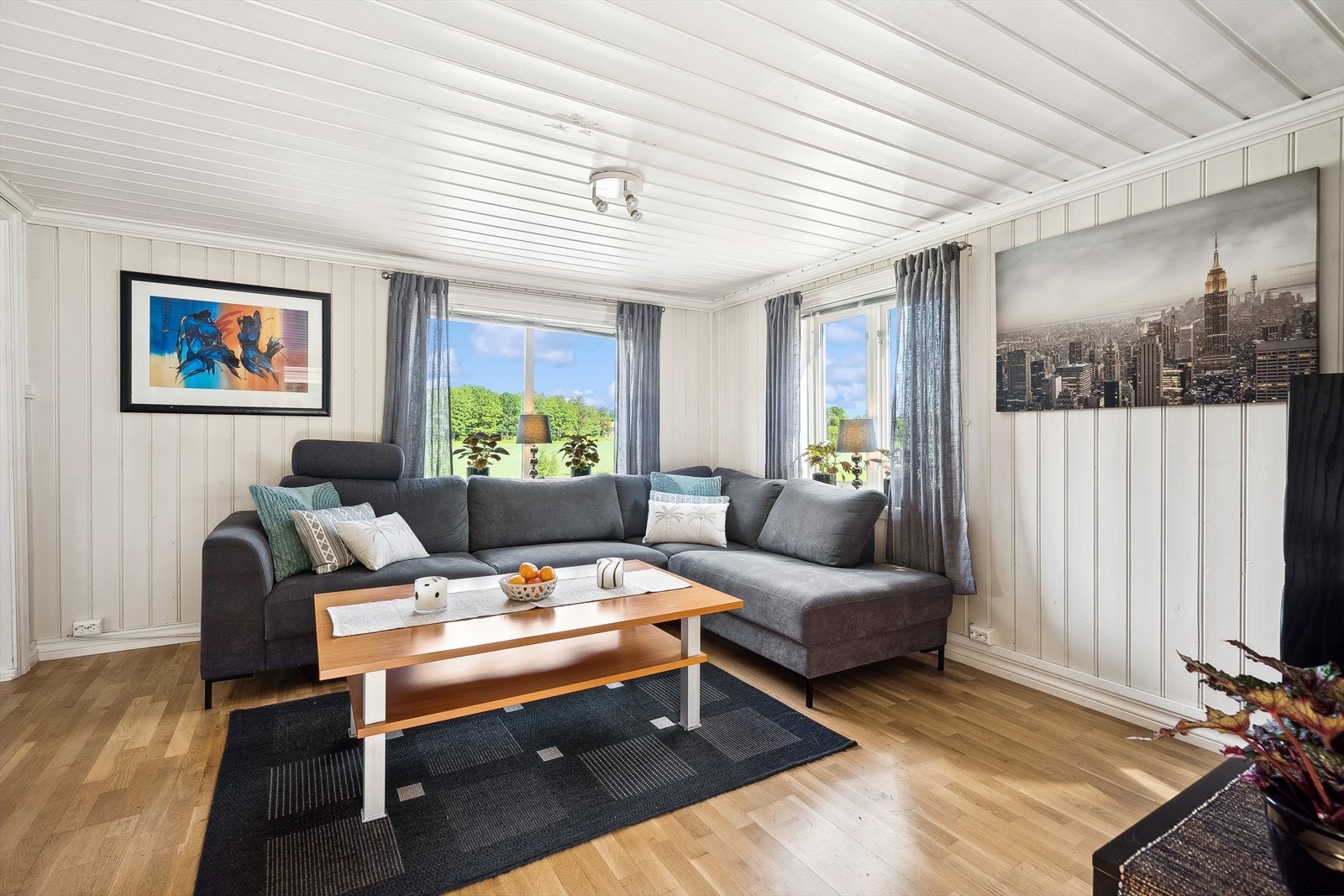 Fin utforming som gjør det enkelt å møblere med både sofa, spisebord og ellers annet ønskelig møblement for å sette ditt eget preg på boligen. Galleribilde