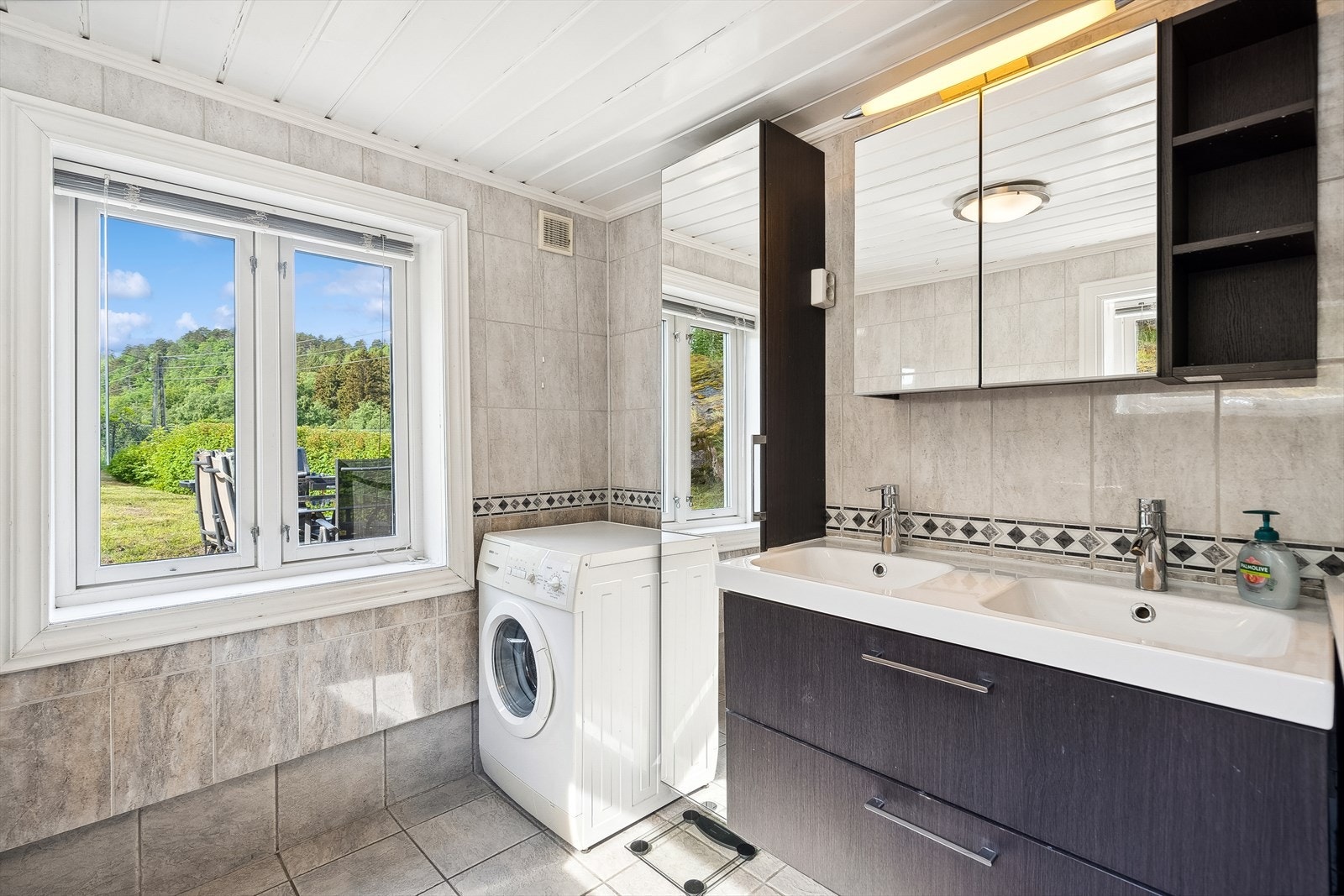 Fliser på gulv og vegger. Galleribilde