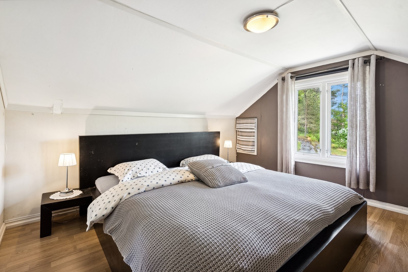 Soverommet fremstår som et lyst og pent rom med plass til både ønsket soveromsmøblement og garderobe. Galleribilde