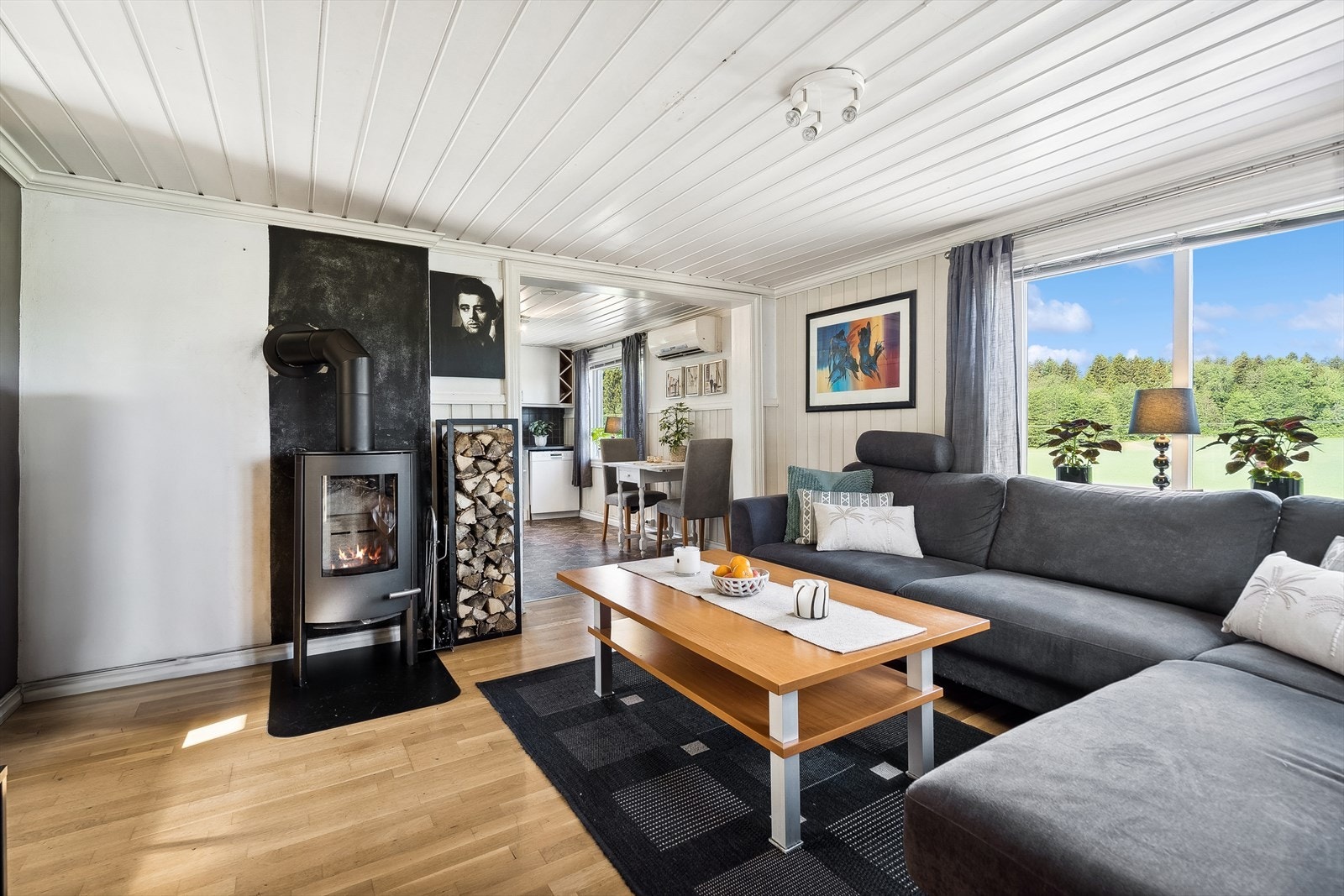Lys, romslig stue med store vindusflater som gir godt med dagslys. Galleribilde