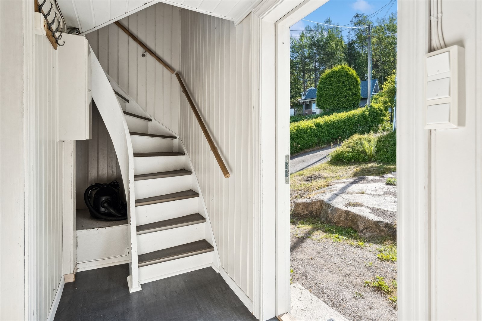 Vindfang med trapp som ønsker deg velkommen inn. Galleribilde