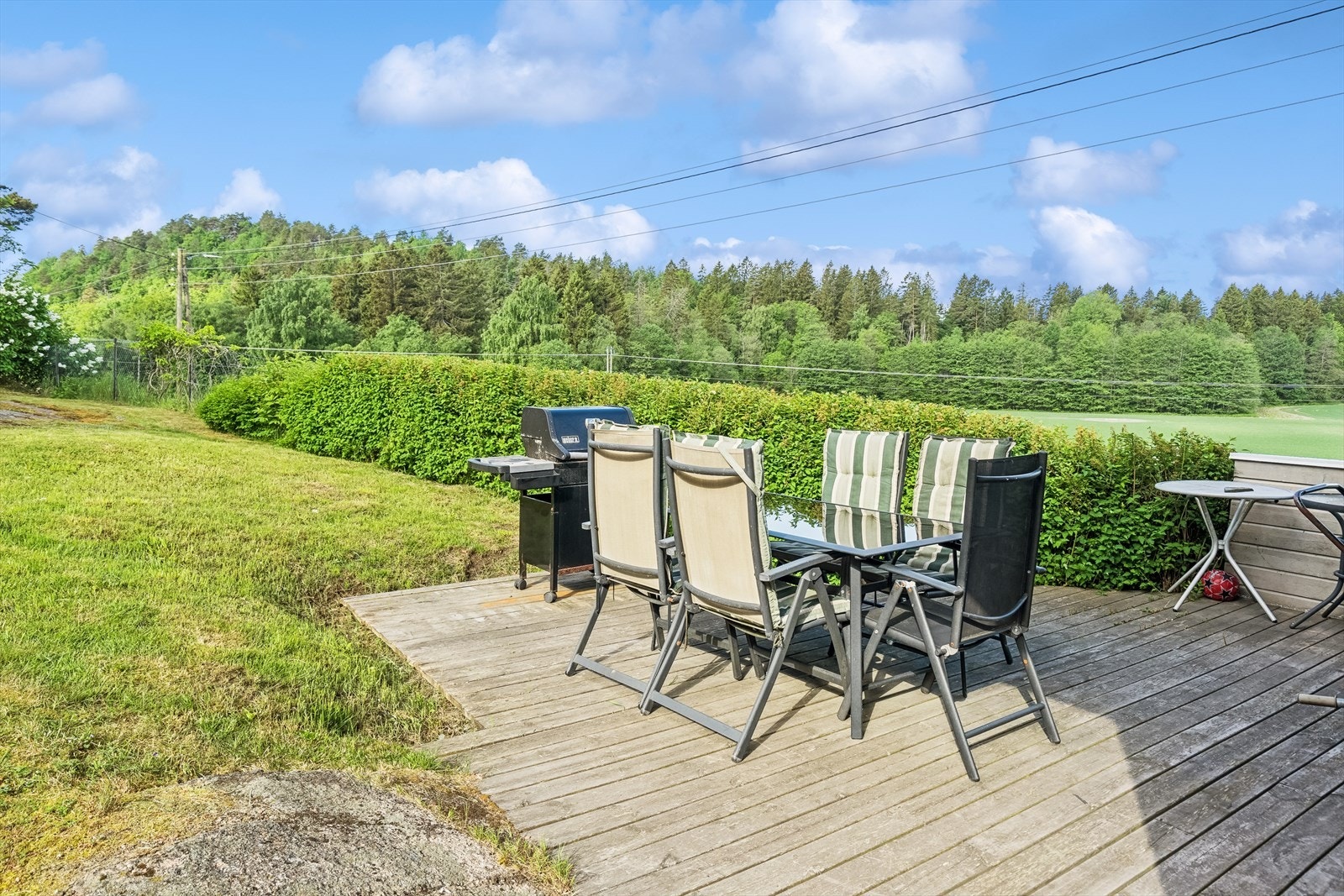 Terrassen har god plass til utemøbler og grill, perfekt for utendørs måltider. Galleribilde