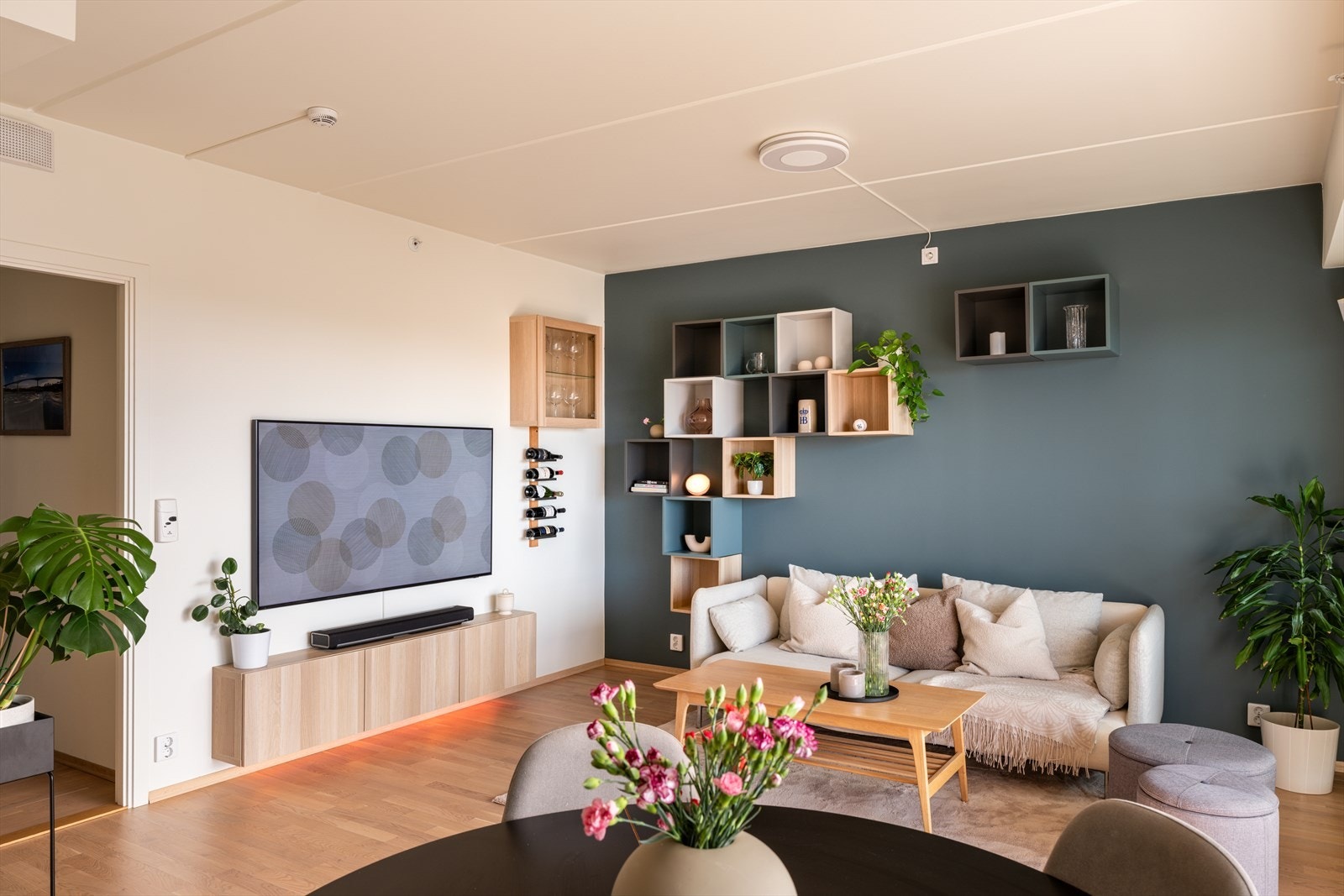 Fjernvarme og varmtvann er inkludert i felleskostnadene (a-konto). Galleribilde