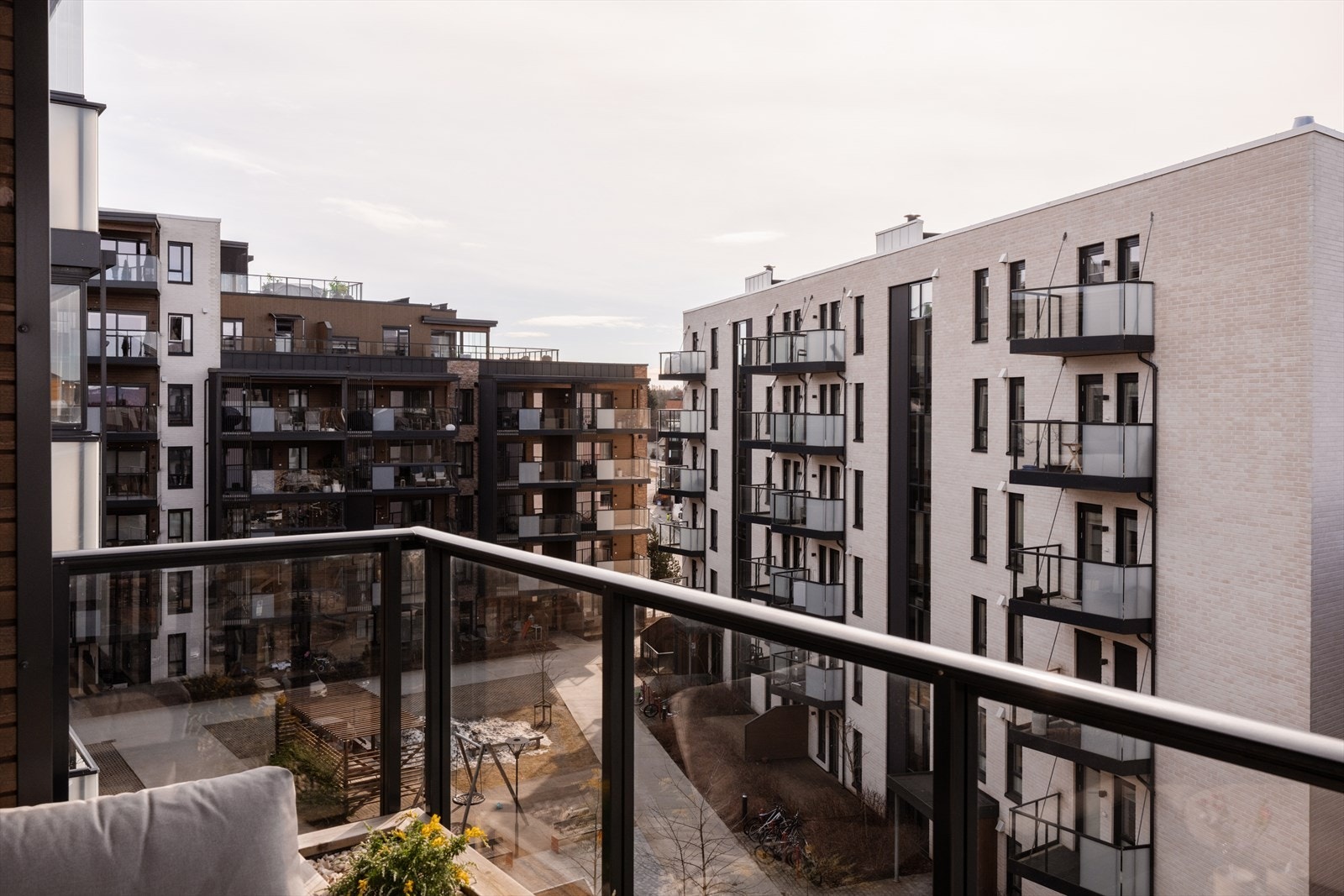 Beliggende i øverste etasje får du en luftig uteplass med flott utsyn og gode solforhold. Galleribilde