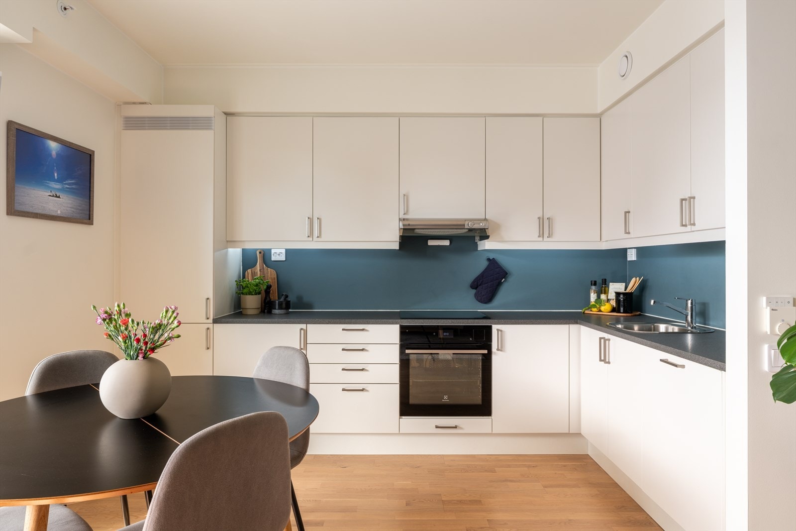 Moderne og funksjonelt kjøkken fra Sigdal (2020) med integrerte hvitevarer og godt med skapplass. Galleribilde