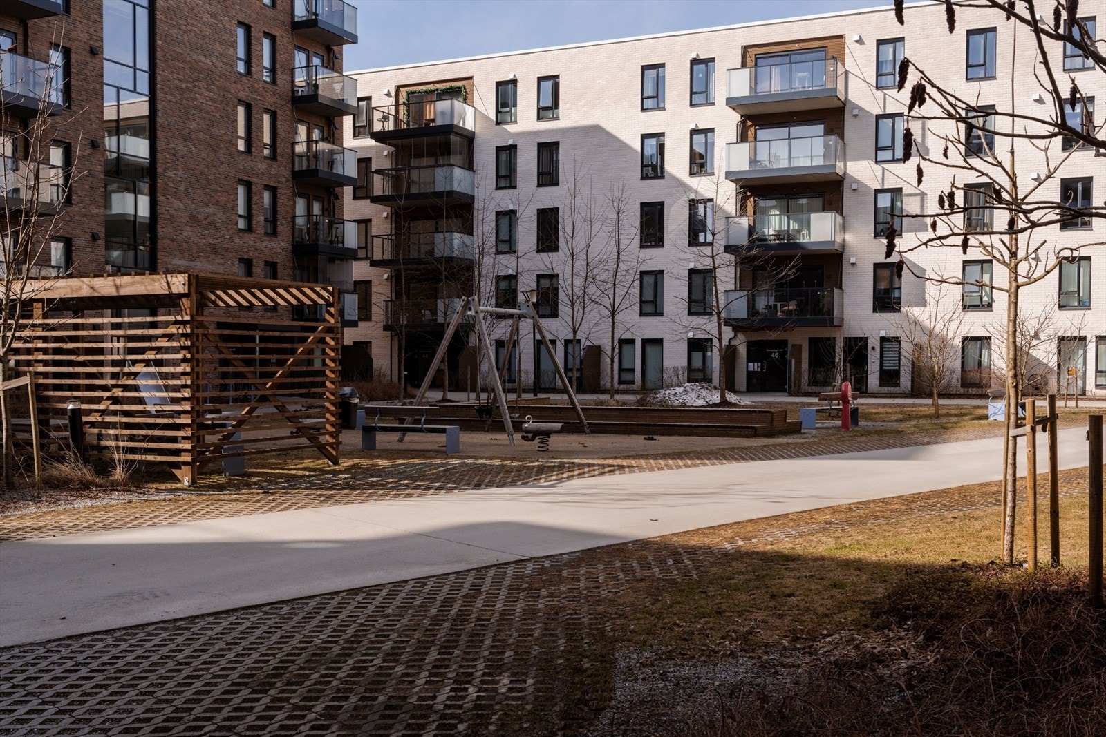 Fra leiligheten er det kun få minutters gange til Jessheim stasjon, med hyppige avganger mot Oslo og Gardermoen. Galleribilde