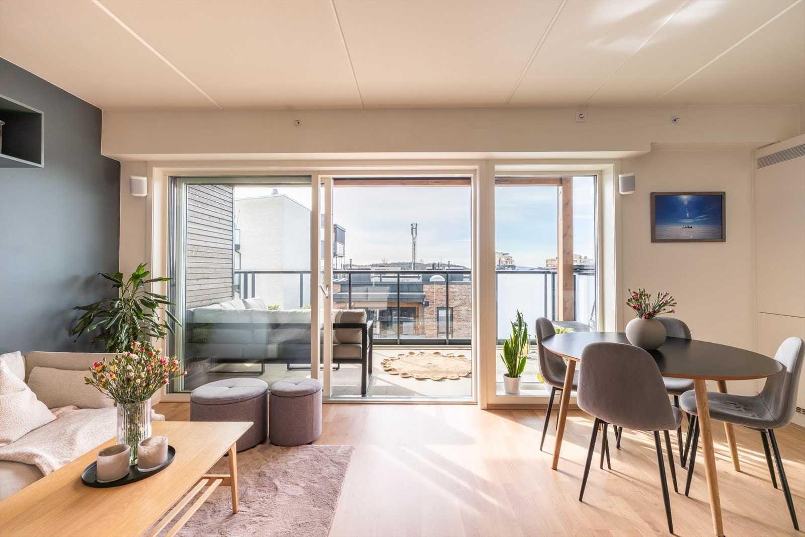 Hele oppholdsrommet har vannbåren gulvvarme, som gir en jevn og behagelig temperatur. Galleribilde