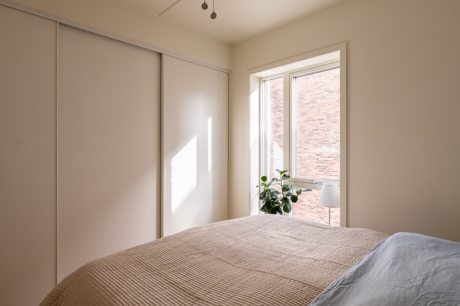 Fra soverommet er det tilgang til en praktisk, innvendig bod for ekstra lagringsplass. Galleribilde