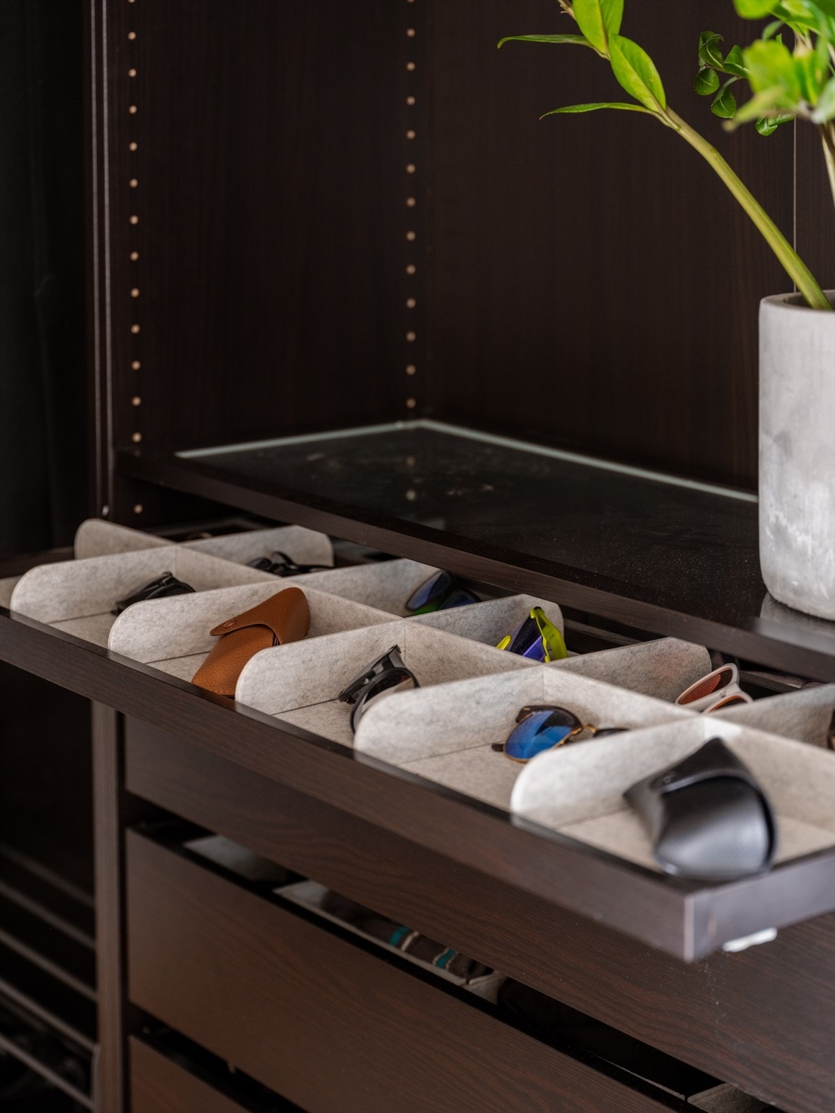 Garderoben i entréen har smarte, plassbygde løsninger for organisert oppbevaring. Galleribilde