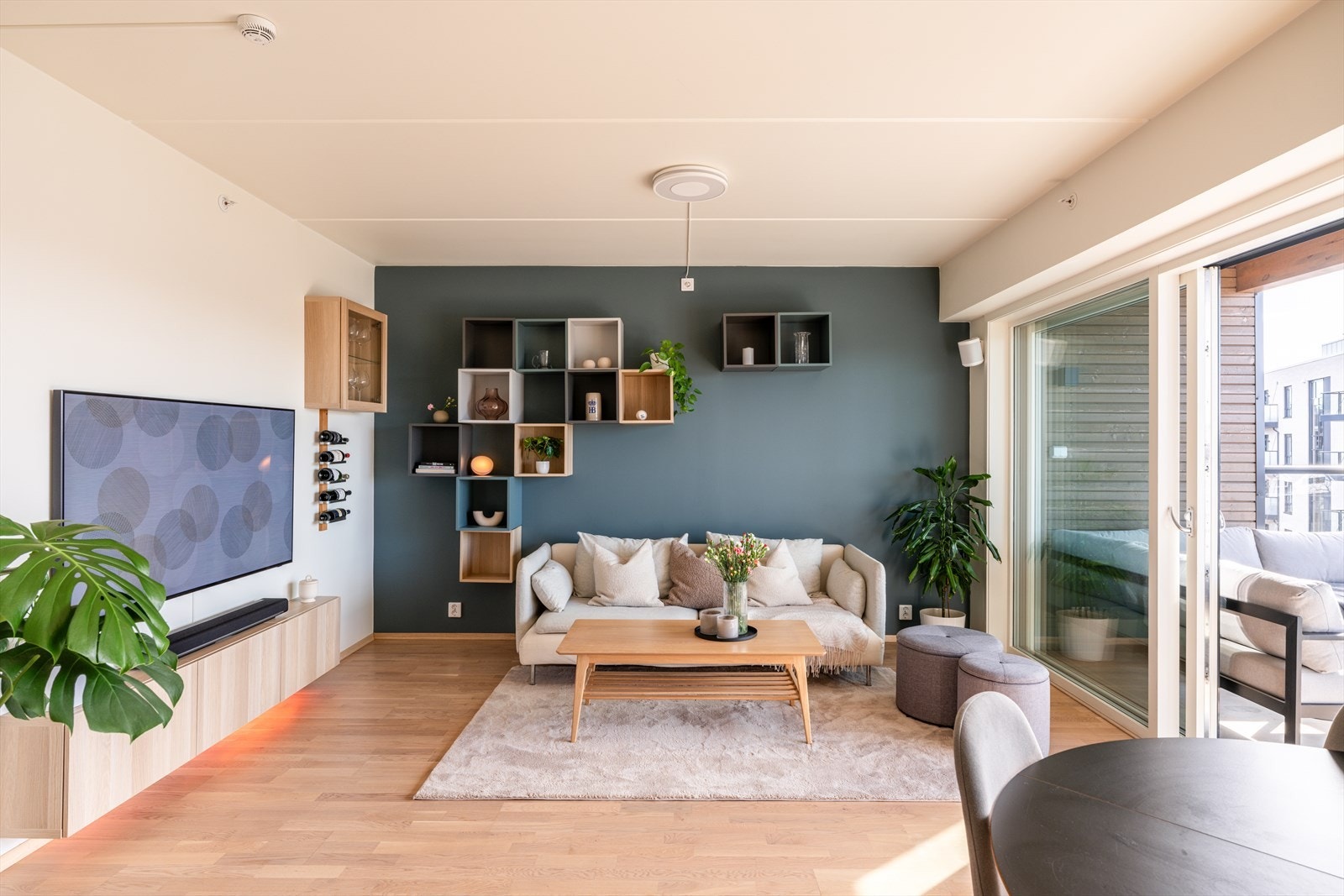 Store vinduer og glassdører med isolerglass fra 2018 slipper inn rikelig med naturlig lys. Galleribilde