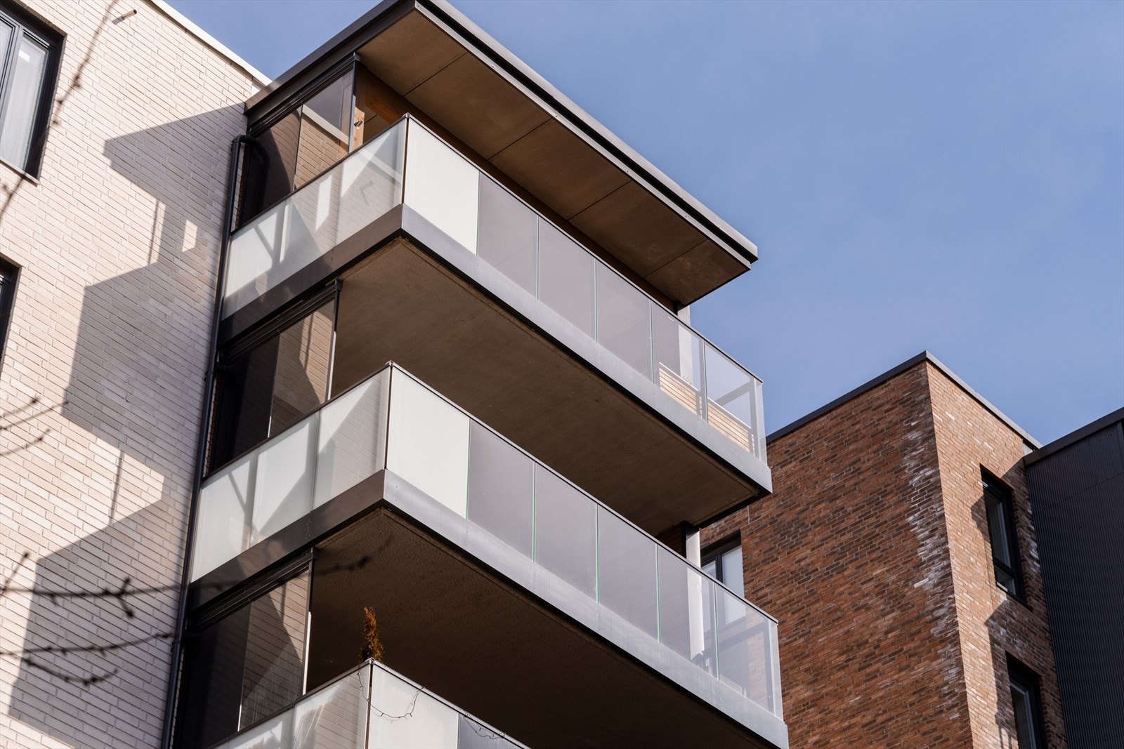 Moderne leilighetsbygg fra 2020 med en vedlikeholdsvennlig fasade forblendet med teglstein. Galleribilde