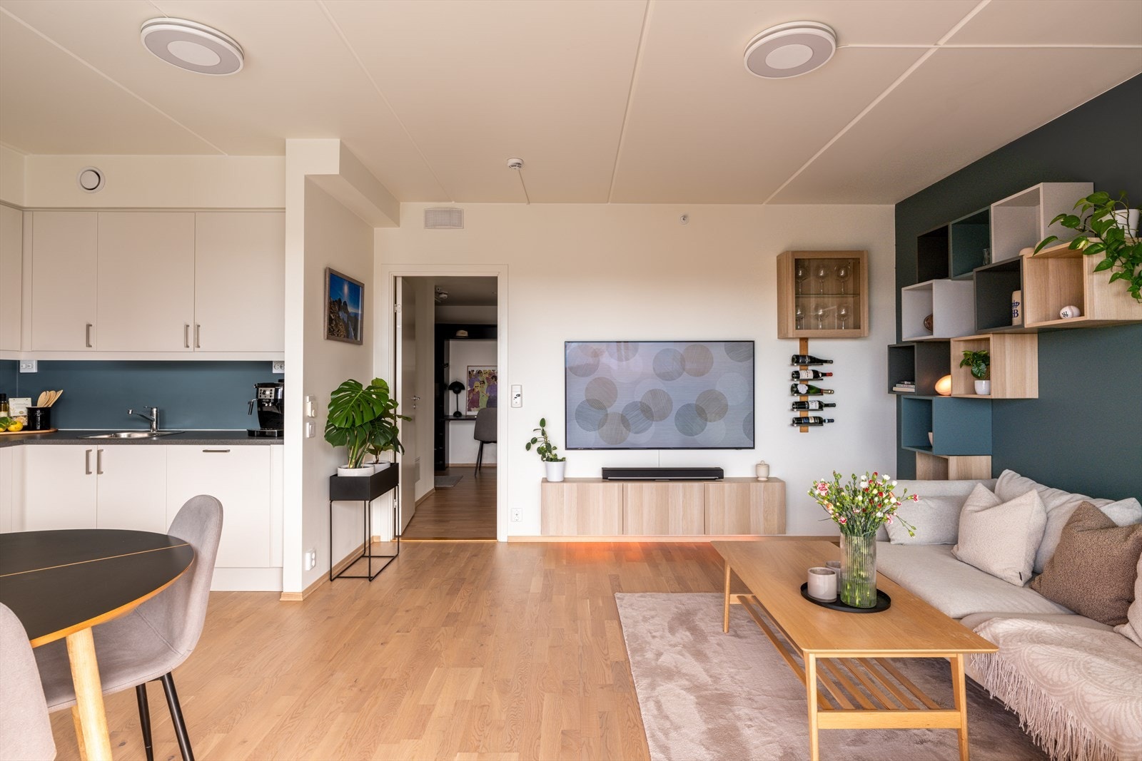 Gjennomgående parkett på gulv i stue, kjøkken og soverom gir et helhetlig og pent uttrykk. Galleribilde