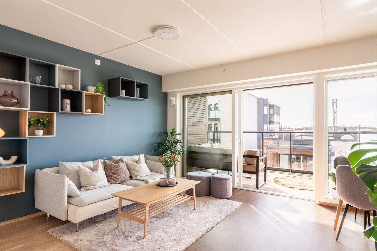 Den gjennomtenkte planløsningen gir god plass til både sofagruppe og spisebord. Galleribilde