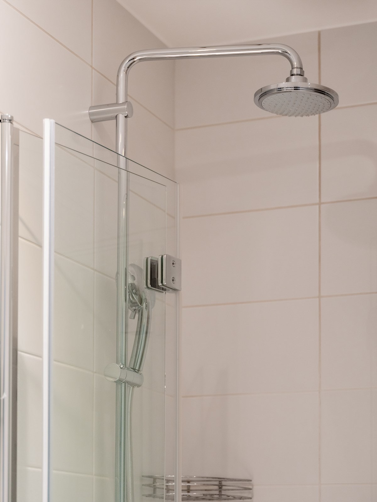 Dusjhjørne med innfellbare dører som frigjør gulvplass når dusjen ikke er i bruk. Galleribilde