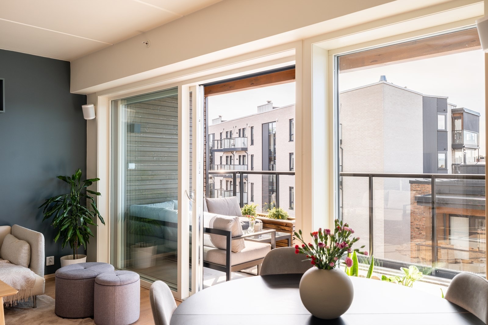 Fra stuen er det direkte utgang til en romslig balkong som fungerer som en naturlig forlengelse av rommet. Galleribilde