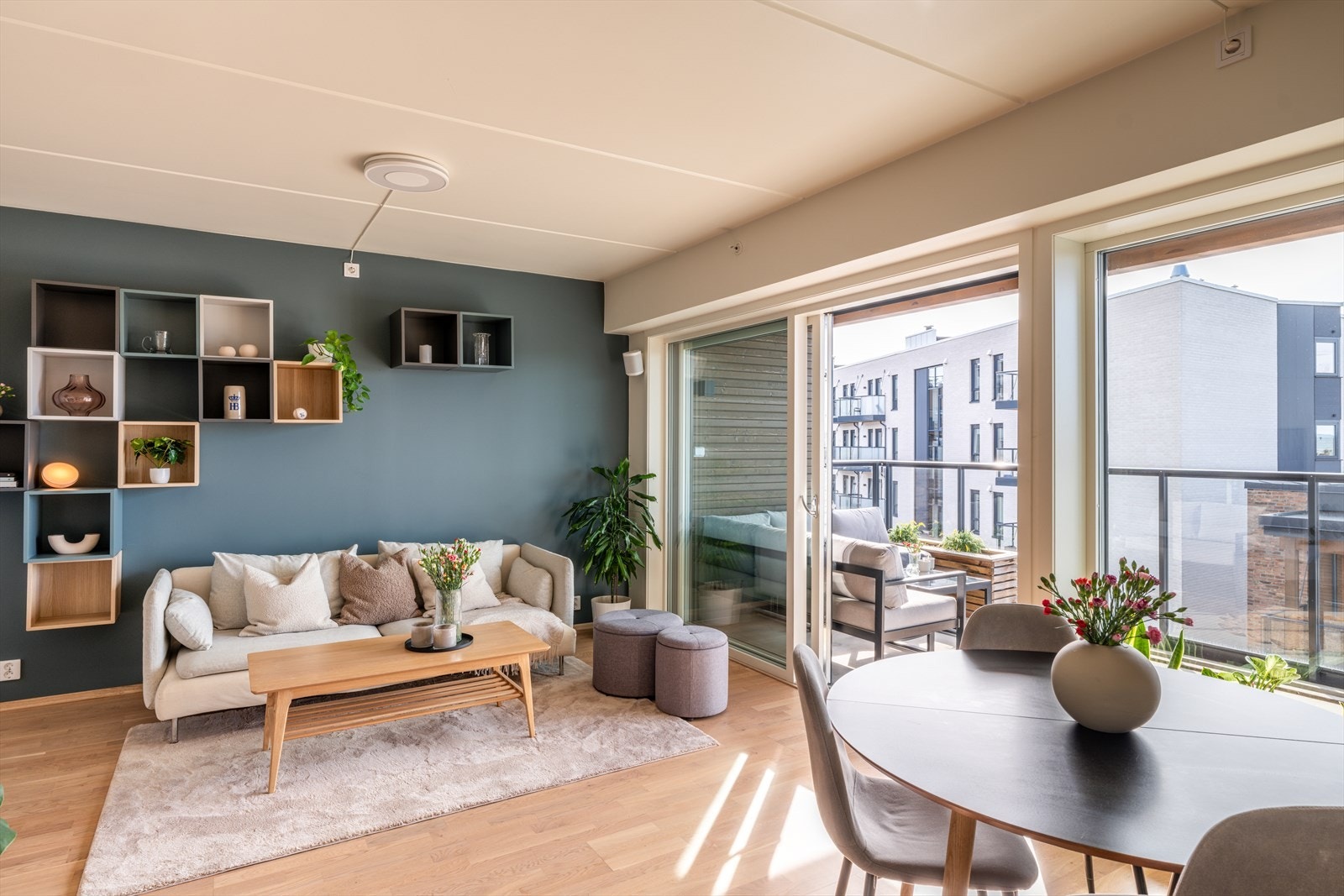 Oppholdsrommet er et lyst og sosialt rom med en sjenerøs takhøyde på 2,61 meter og store vindusflater. Galleribilde