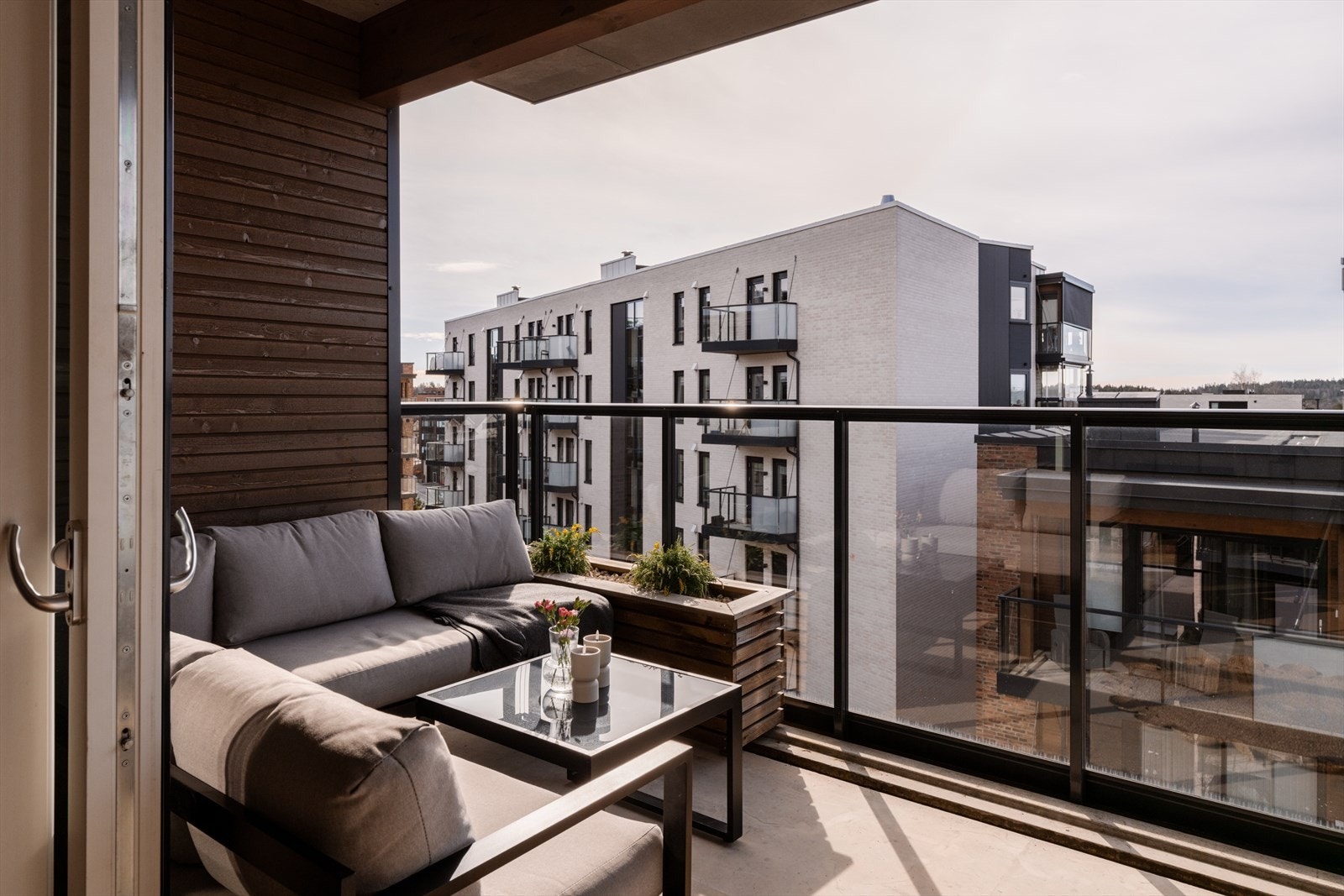 Den store balkongen på ca. 12 m² har god plass til en romslig sittegruppe. Galleribilde