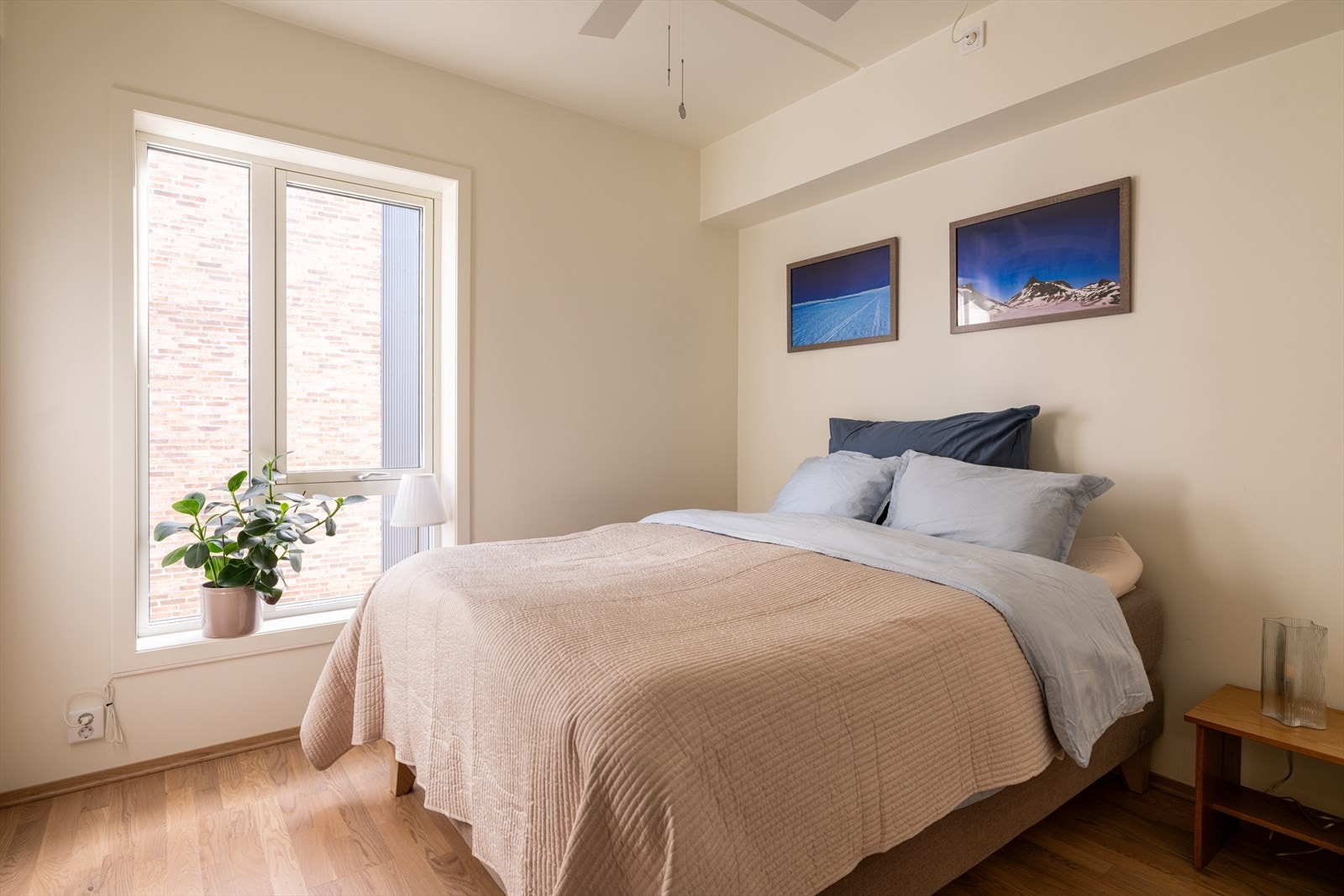 Soverommet har plass til dobbeltseng og er utstyrt med behagelig, vannbåren gulvvarme. Galleribilde