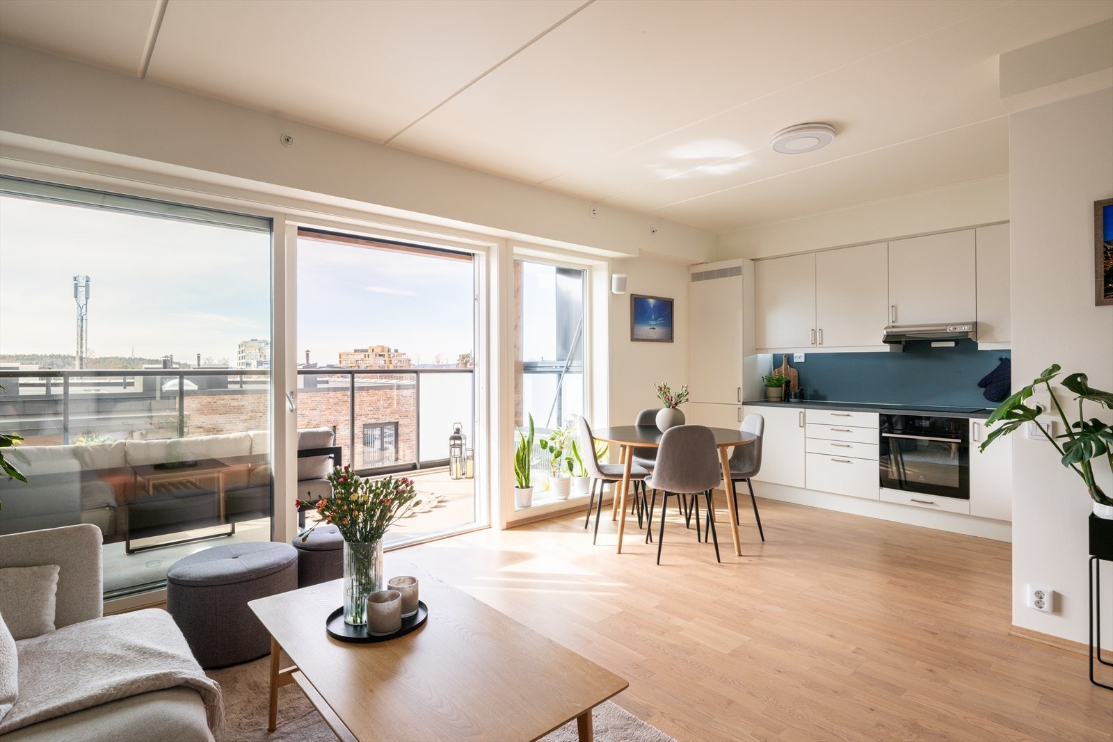 En arealeffektiv og smart utformet toppleilighet på 51 m². Beliggenheten i 5. etasje gir en luftig følelse, flott utsyn og gode solforhold. Galleribilde