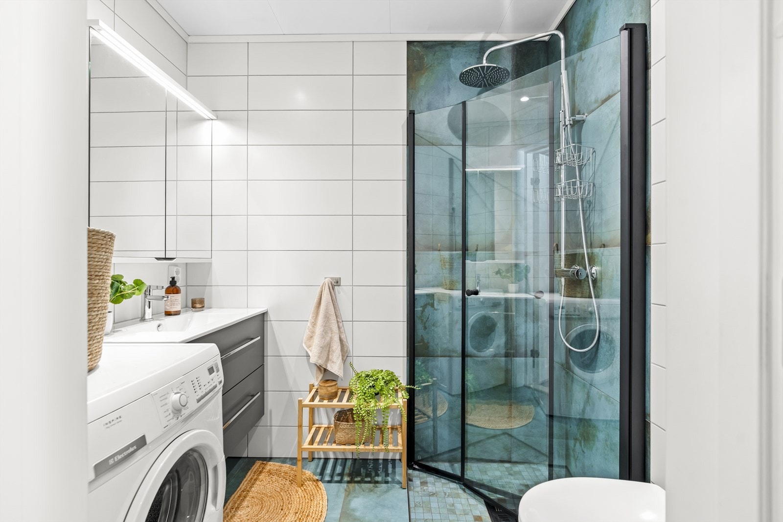 Badet ligger i første etasje, praktisk plassert ved entreen, og fremstår som moderne og funksjonelt. Galleribilde