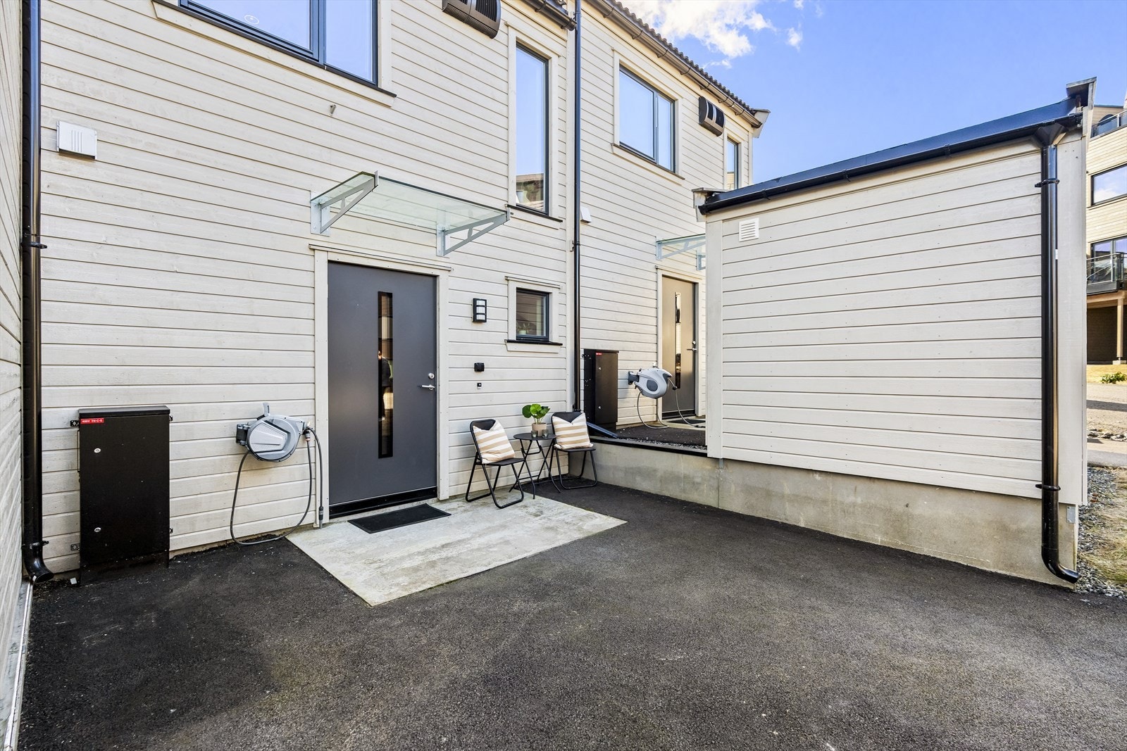 Hyggelig inngangsparti med plass til sittegruppe. Galleribilde